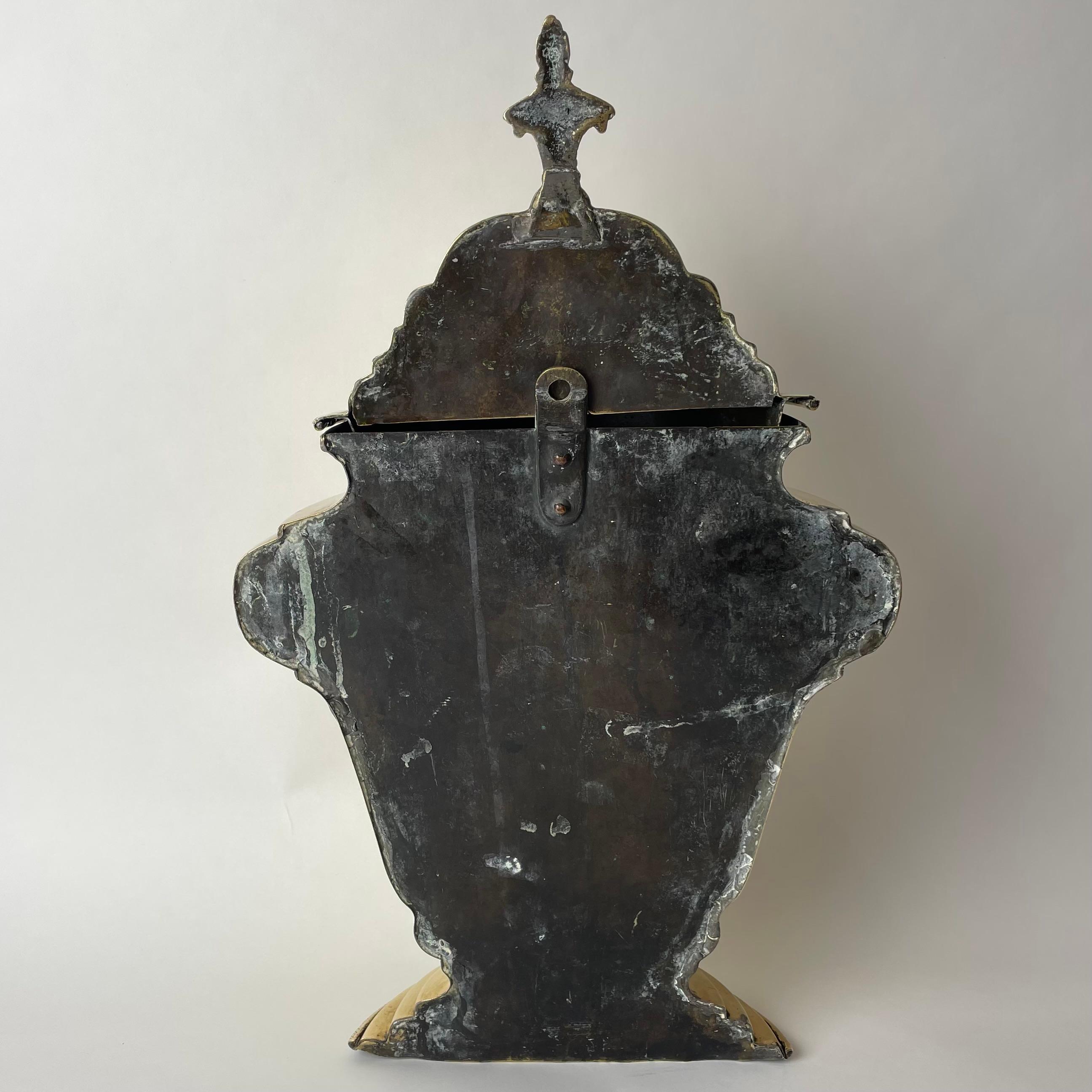 Elegant Water Cistern with tap for wall hanging in brass from early 19th Century For Sale 4