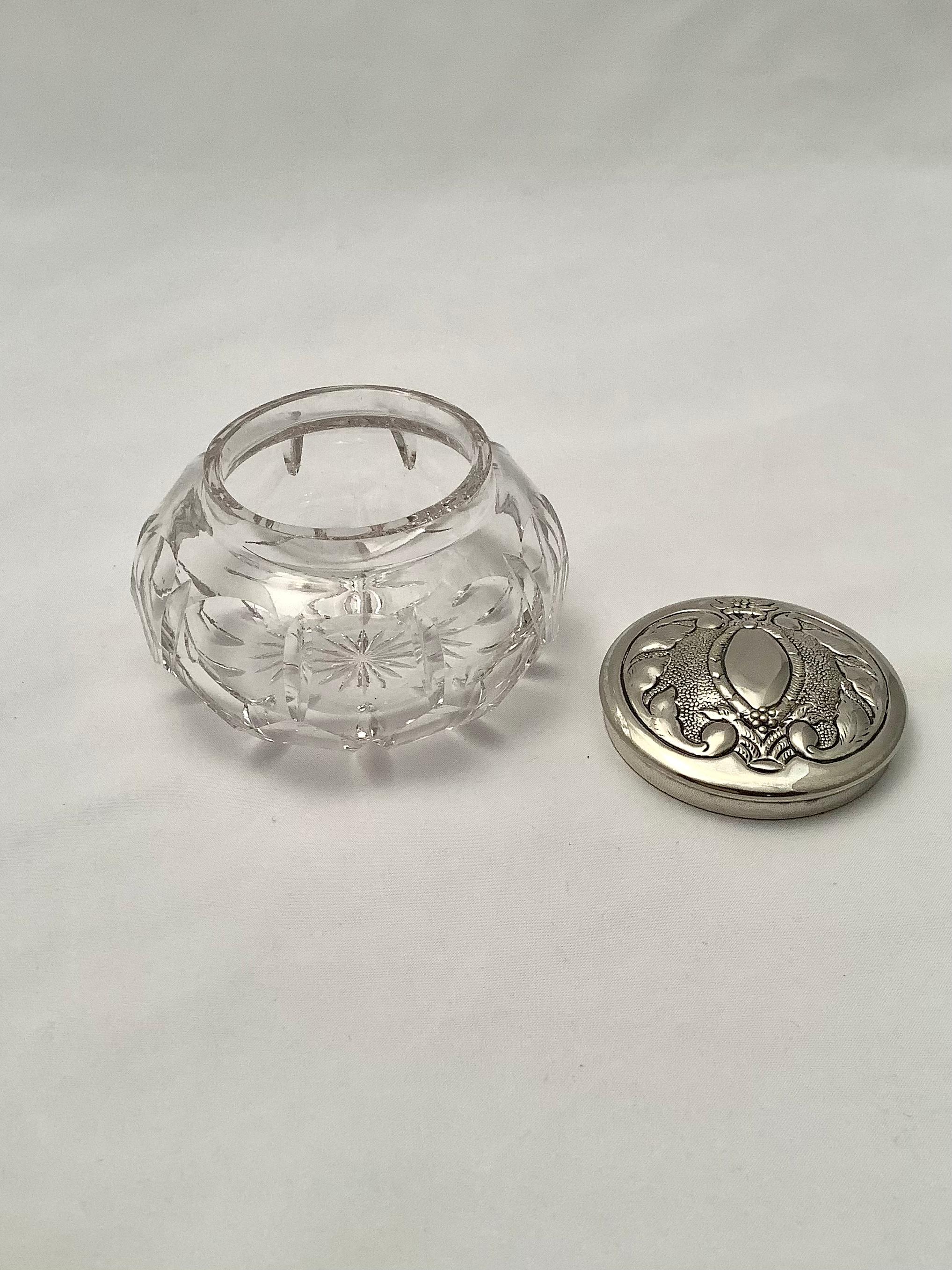 Wasserford-Schliff-Kristallglasgefäß mit Silberdeckel (Englisch)