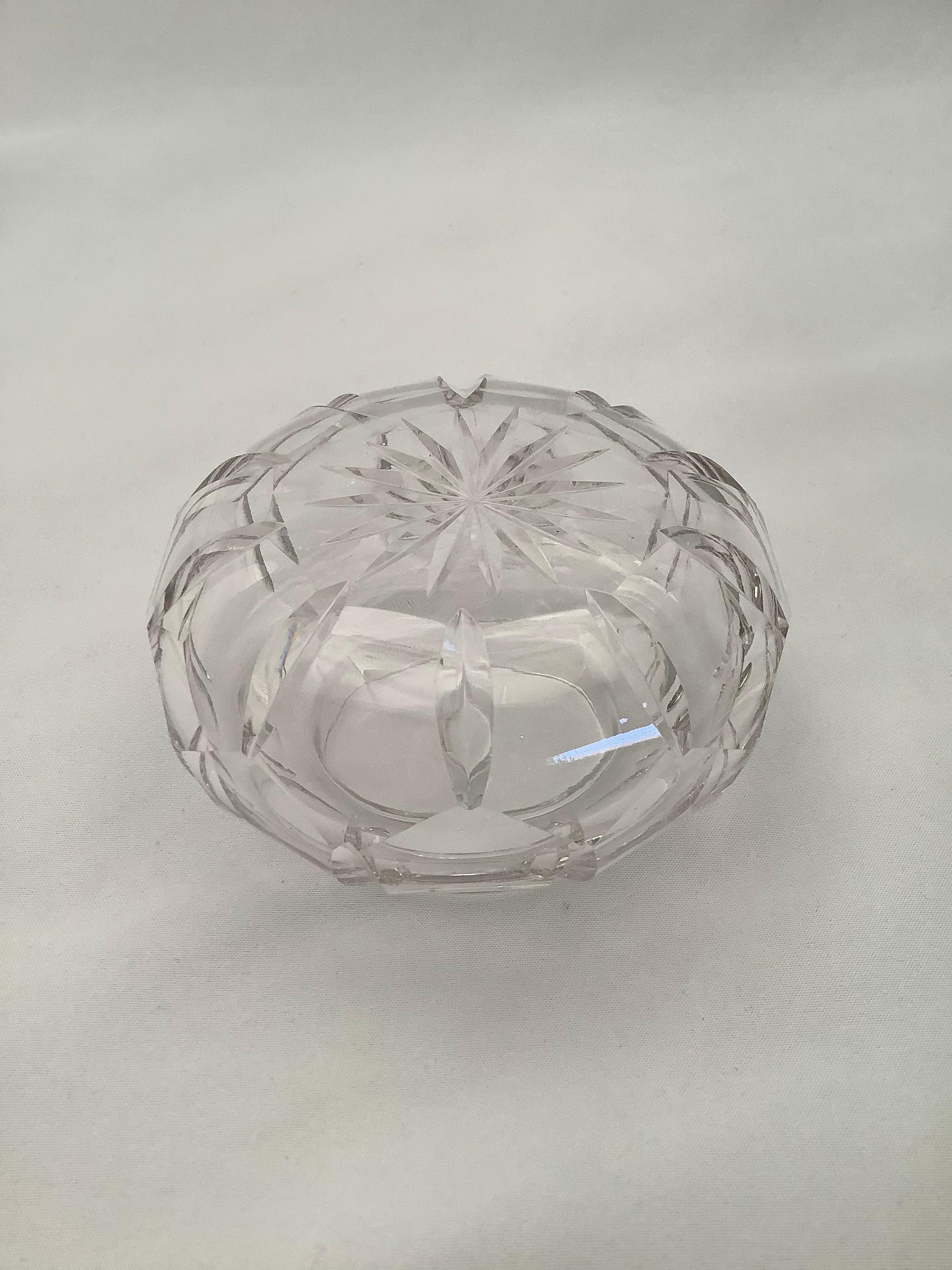 Wasserford-Schliff-Kristallglasgefäß mit Silberdeckel im Zustand „Gut“ in Los Angeles, CA
