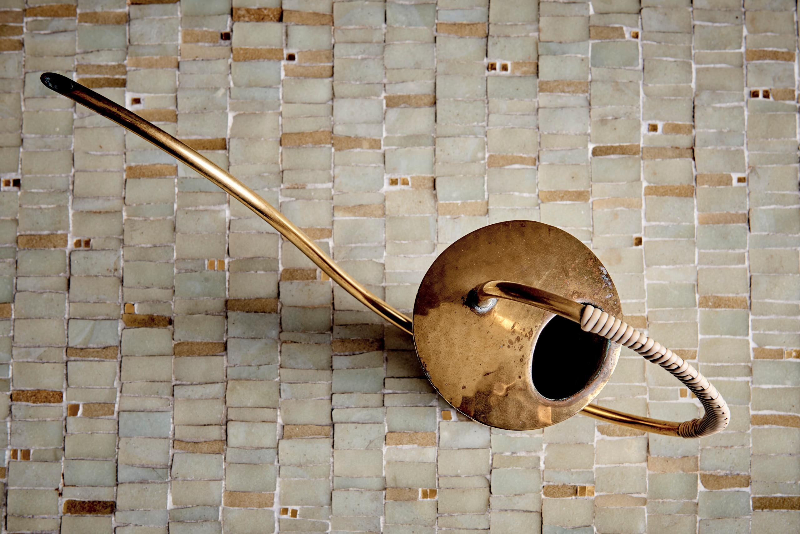Elegant Watering Can crafted from hammered brass In Good Condition For Sale In Berlin, DE