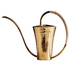 Elegante Wasserkanne aus gehämmertem Messing