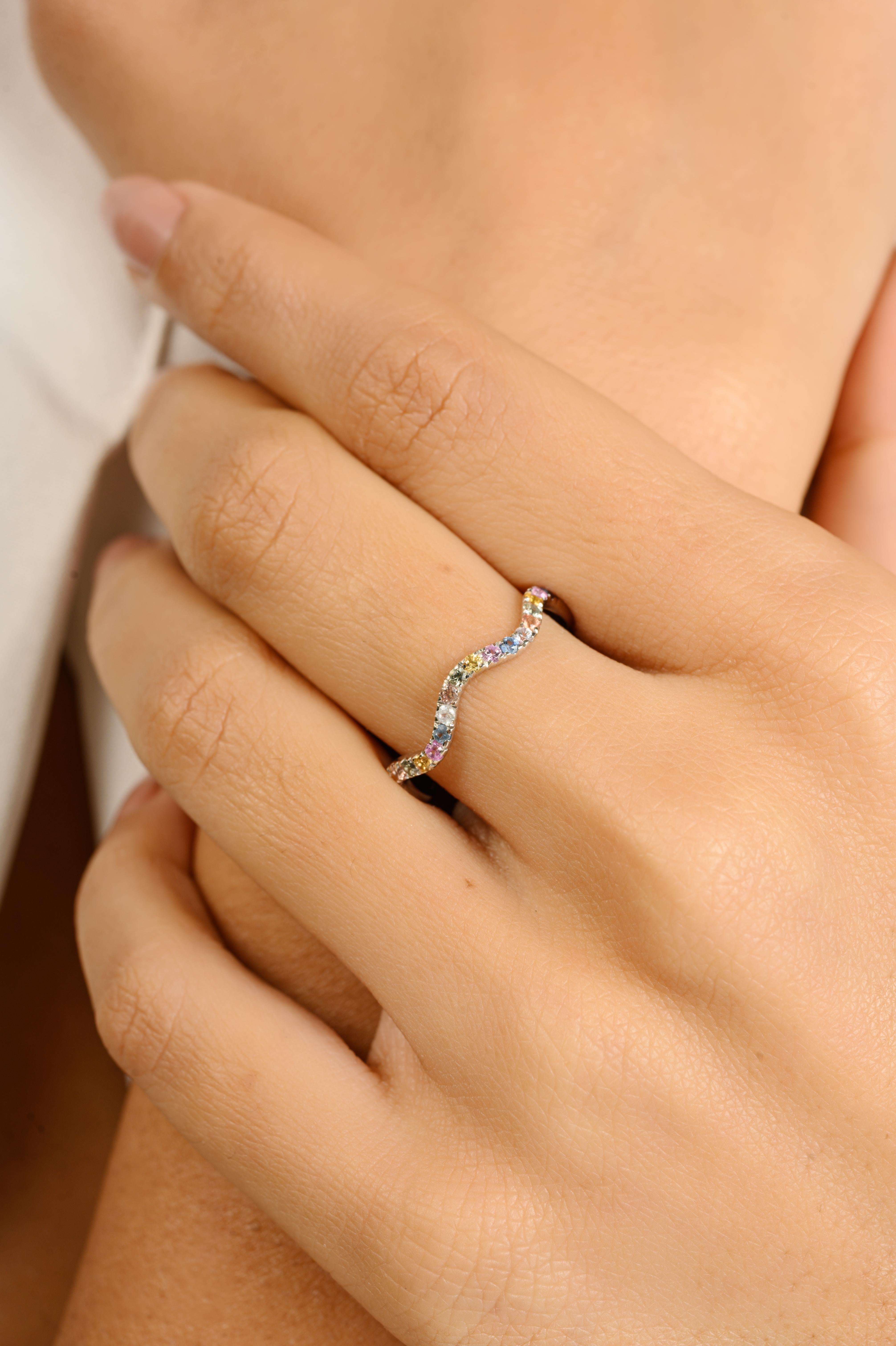 Im Angebot: Eleganter gewölbter Multi-Sapphire-Ring aus 14 Karat massivem Weißgold mit Regenbogenring () 2