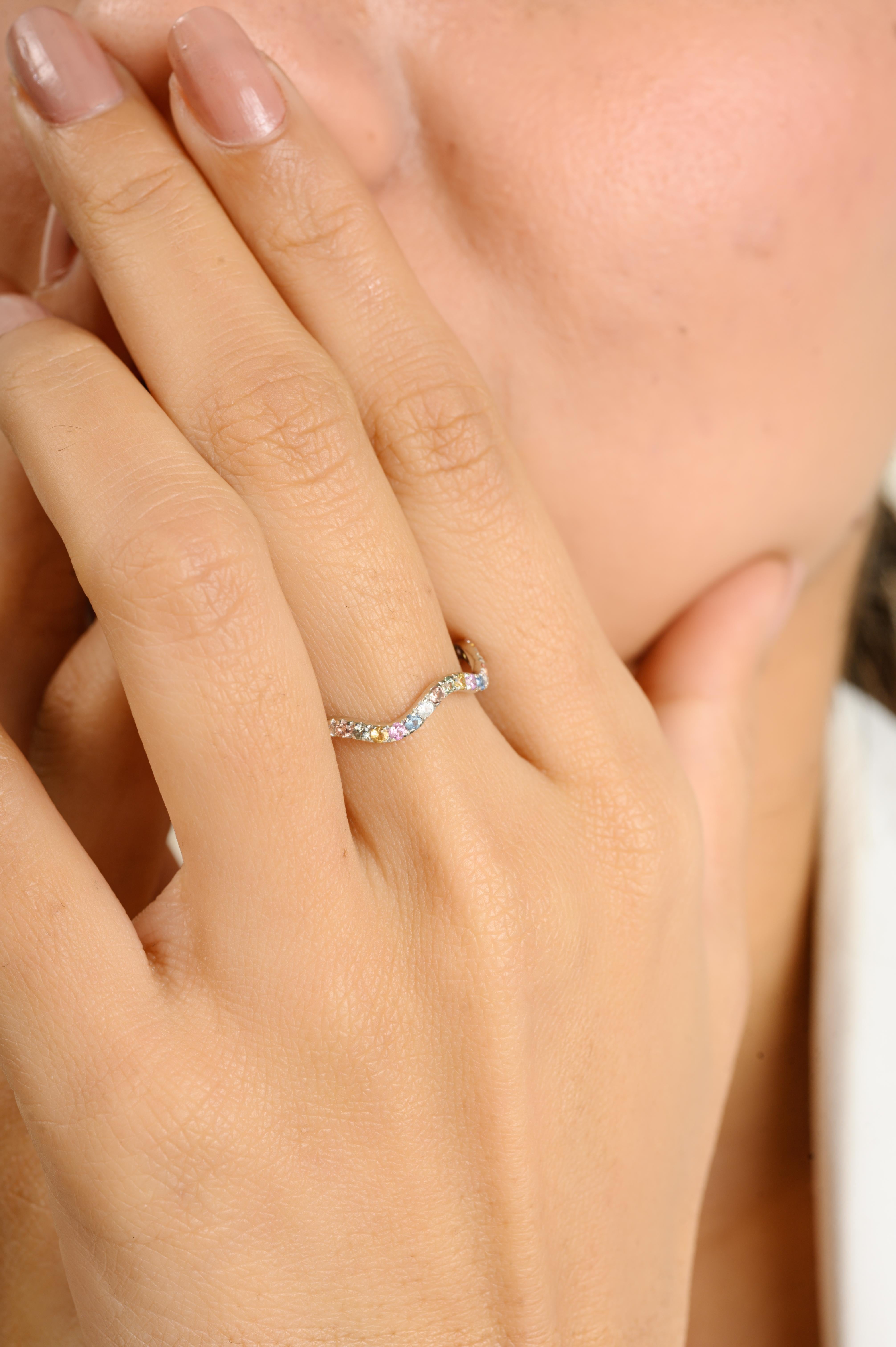 Im Angebot: Eleganter gewölbter Multi-Sapphire-Ring aus 14 Karat massivem Weißgold mit Regenbogenring () 3