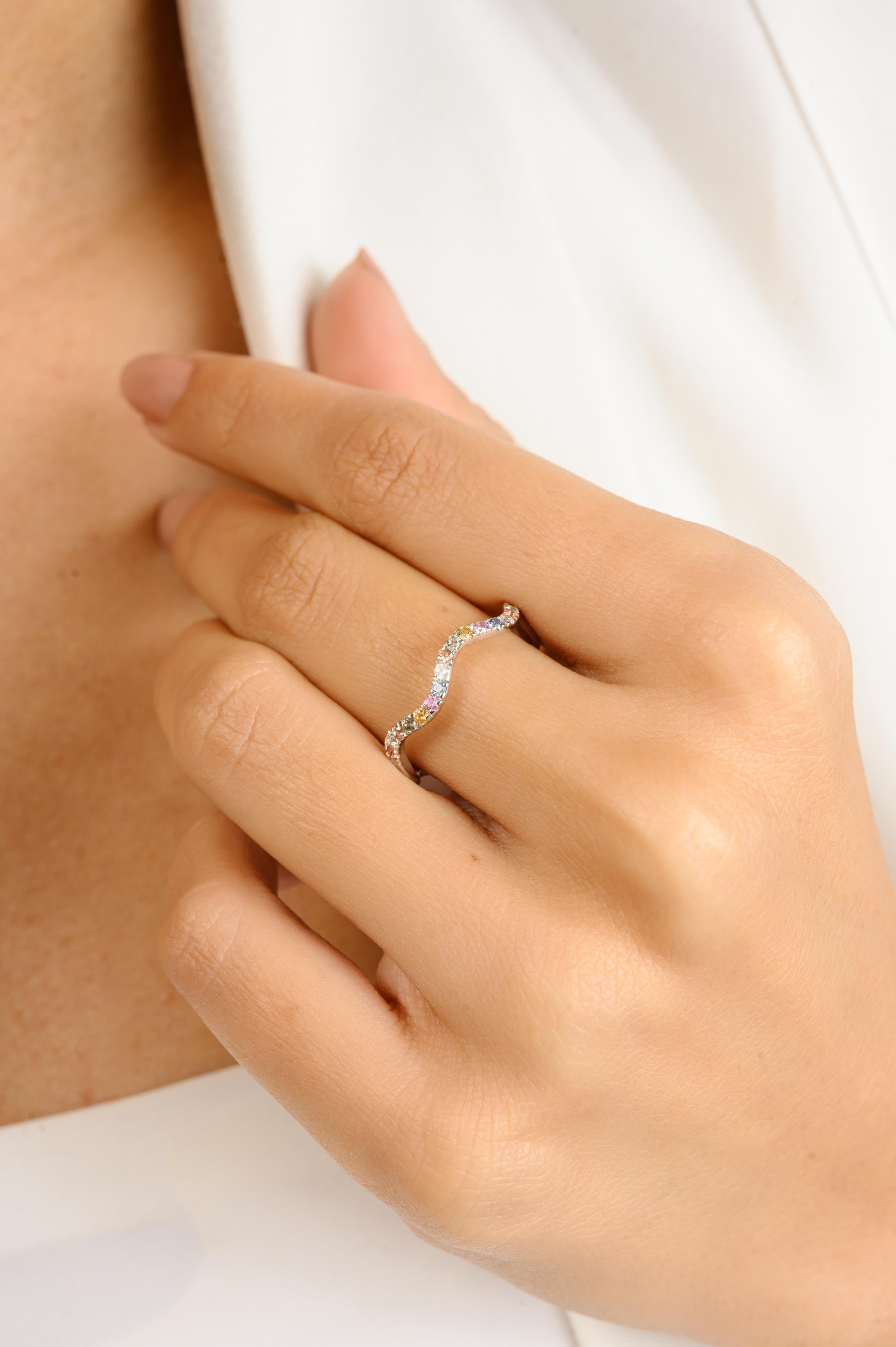 Im Angebot: Eleganter gewölbter Multi-Sapphire-Ring aus 14 Karat massivem Weißgold mit Regenbogenring () 4