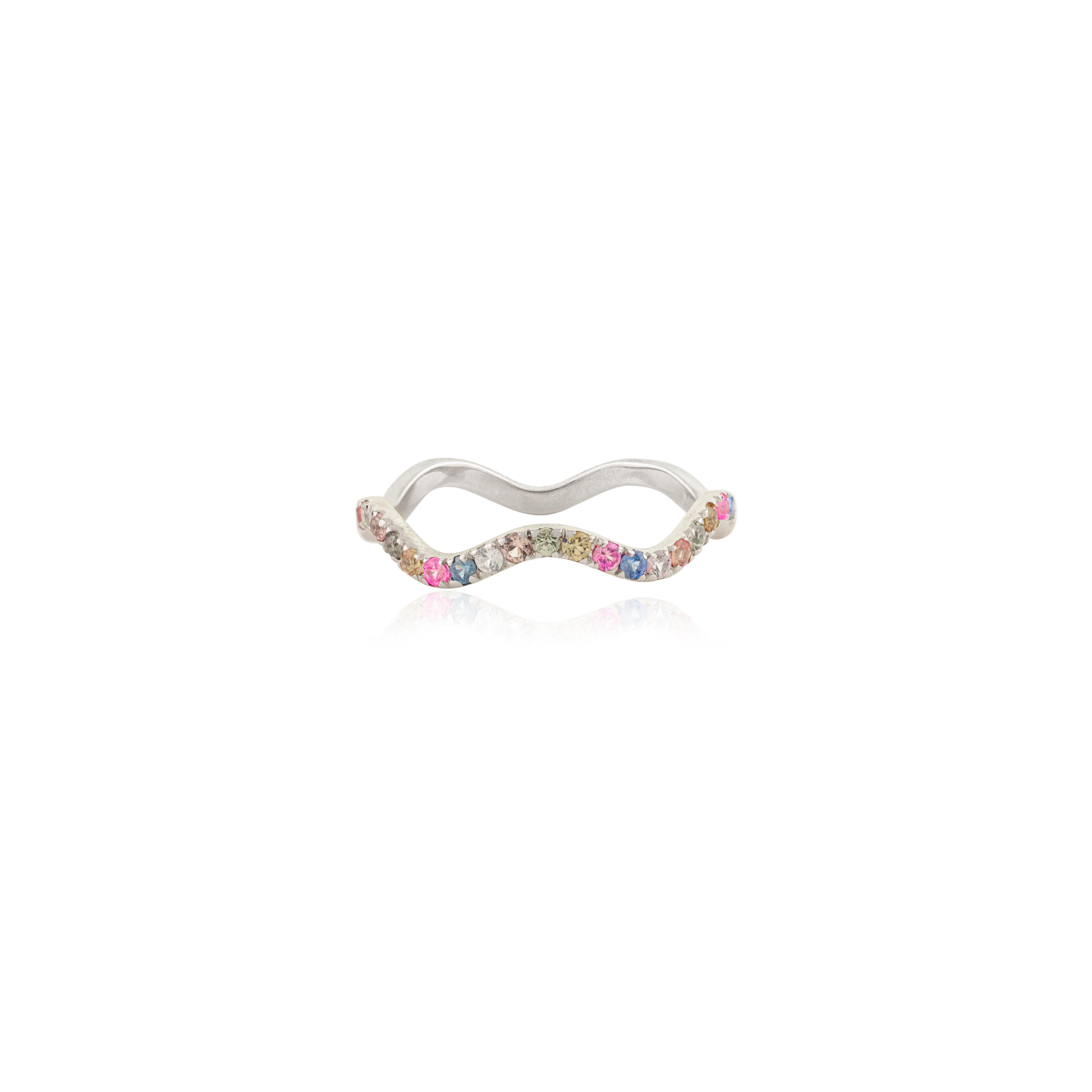 Im Angebot: Eleganter gewölbter Multi-Sapphire-Ring aus 14 Karat massivem Weißgold mit Regenbogenring () 8