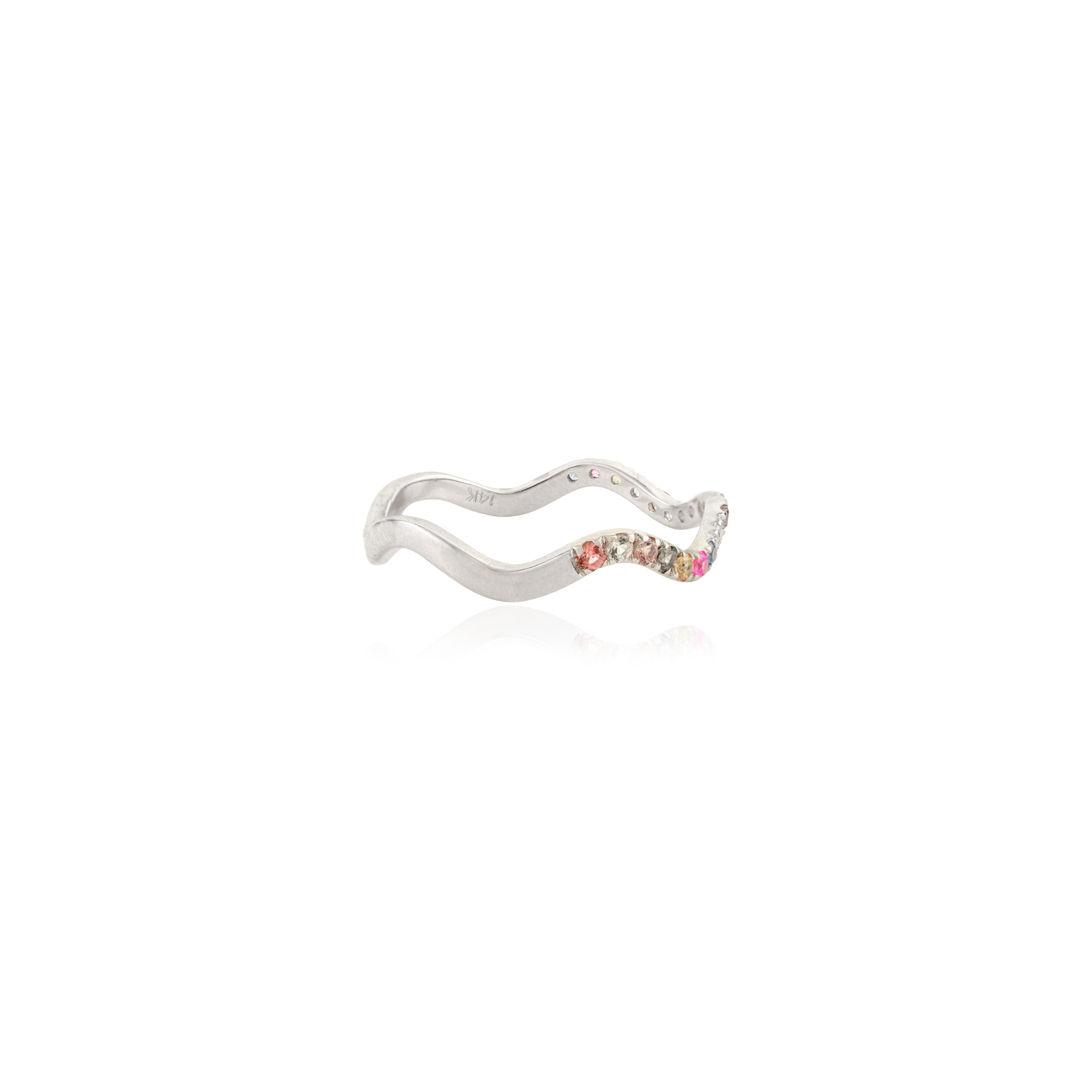 Im Angebot: Eleganter gewölbter Multi-Sapphire-Ring aus 14 Karat massivem Weißgold mit Regenbogenring () 9