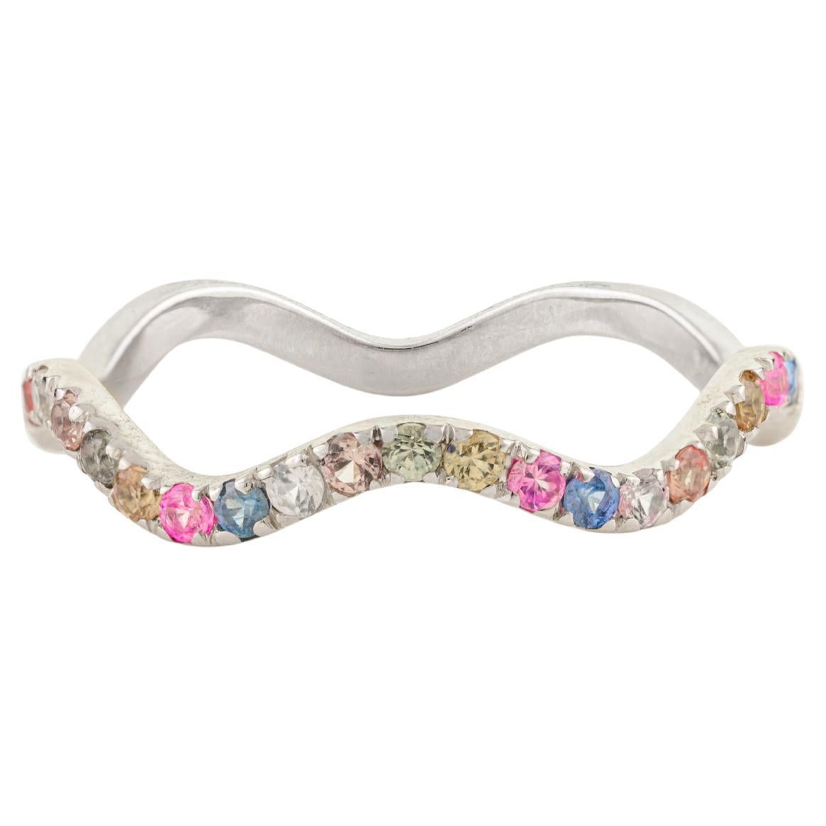 Eleganza dell'anello con zaffiri multipli ondulati e fascia arcobaleno in oro bianco massiccio 14 carati