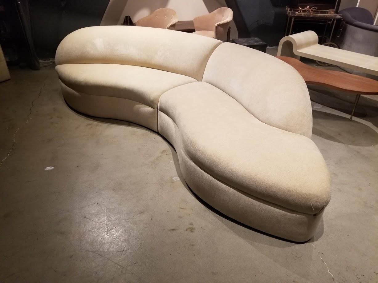 Elegant 1980s to early 1990s curved biomorphic sectional sofa in cream wool. This sofa is outrageously comfortable and inviting, yet sleek and sculptural, it is always so difficult to find the perfect marriage of comfort and beauty in sofas.