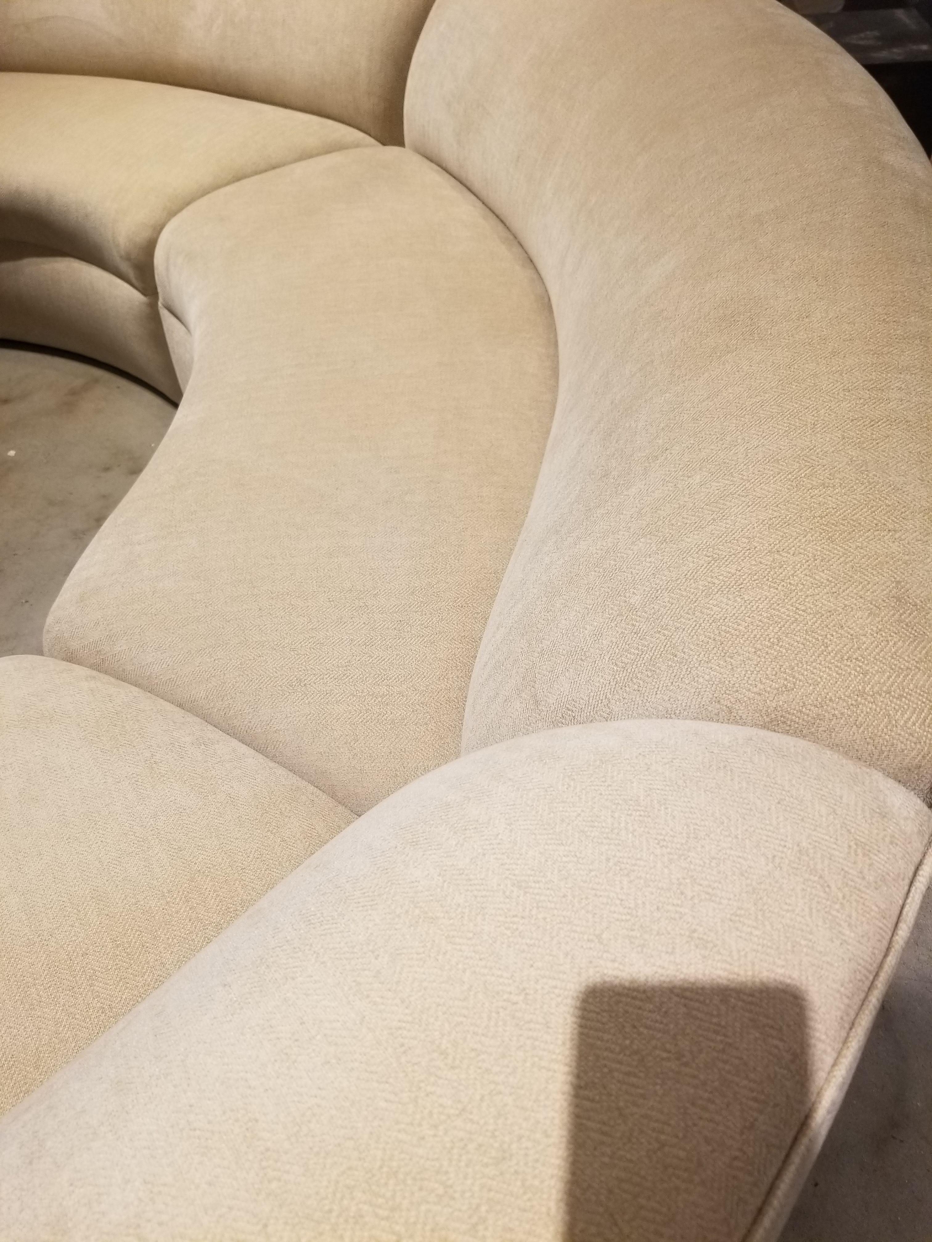 Elegant Weiman Preview Sectional Serpentine Curved Sofa In Good Condition In New York, NY
