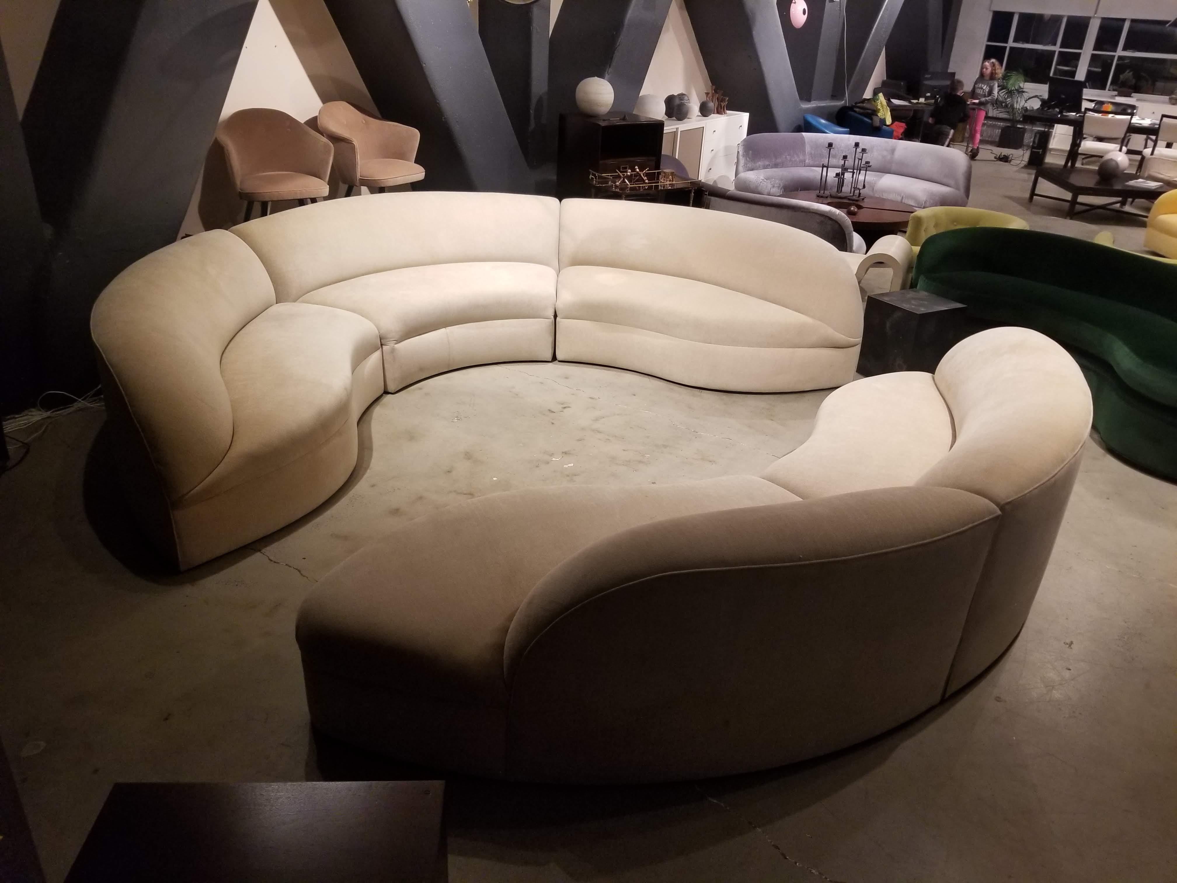 Late 20th Century Elegant Weiman Preview Sectional Serpentine Curved Sofa