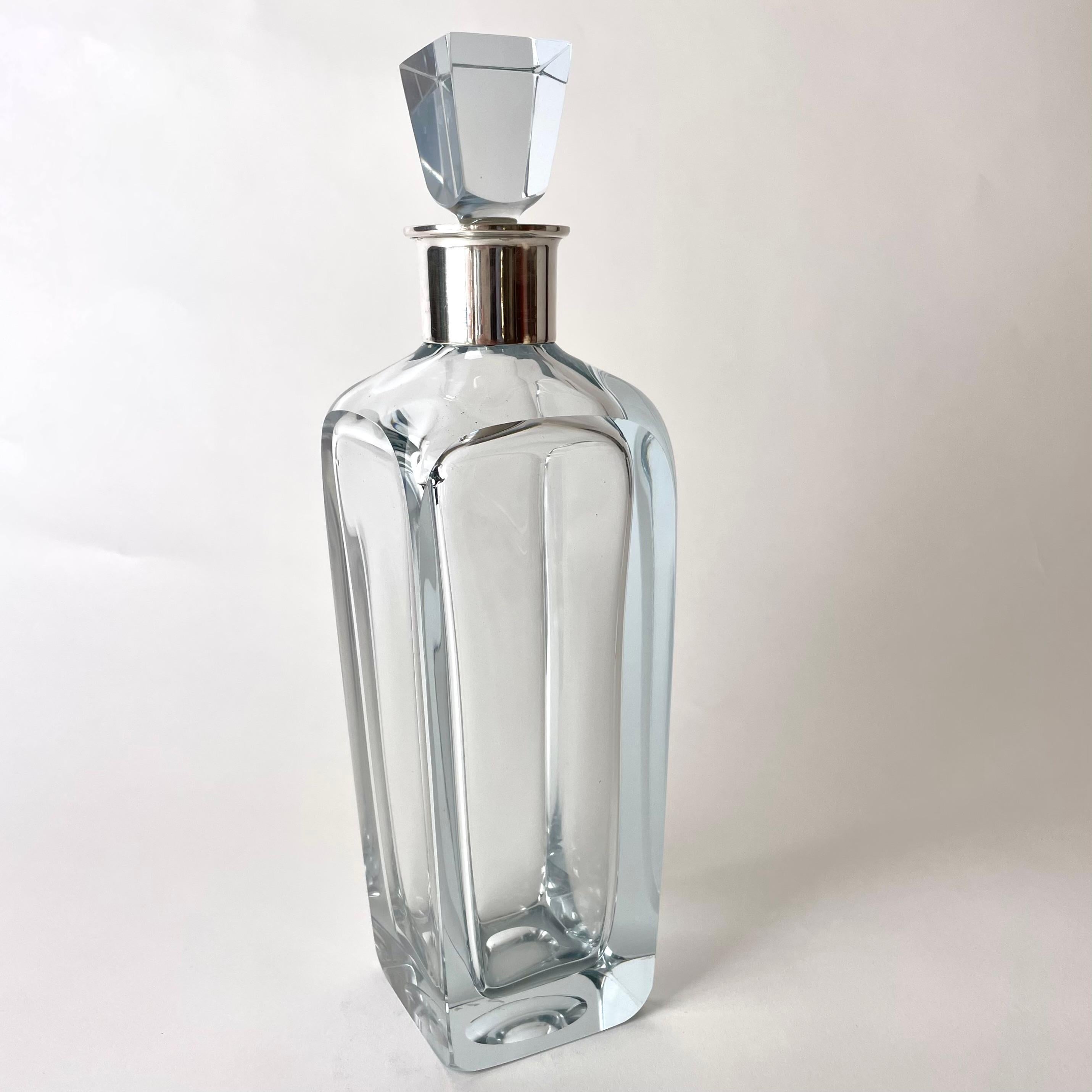 Eleganter Whiskey-Dekanter aus Chromglas mit Silberfassung aus dem Jahr 1944 (Moderne der Mitte des Jahrhunderts) im Angebot
