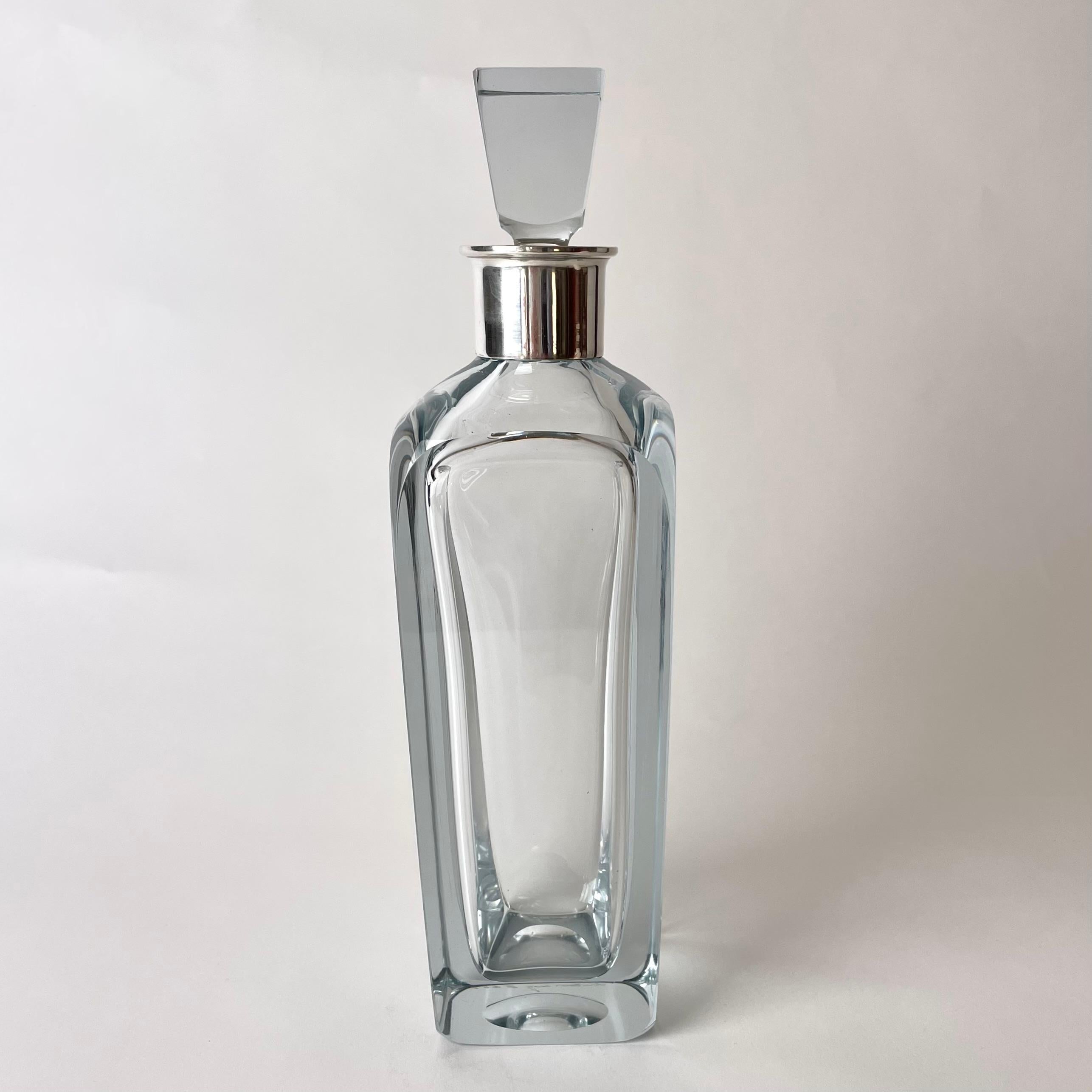 Swedish Elegant Whiskey decanter in chrystal glass with silver mounting from 1944 For Sale