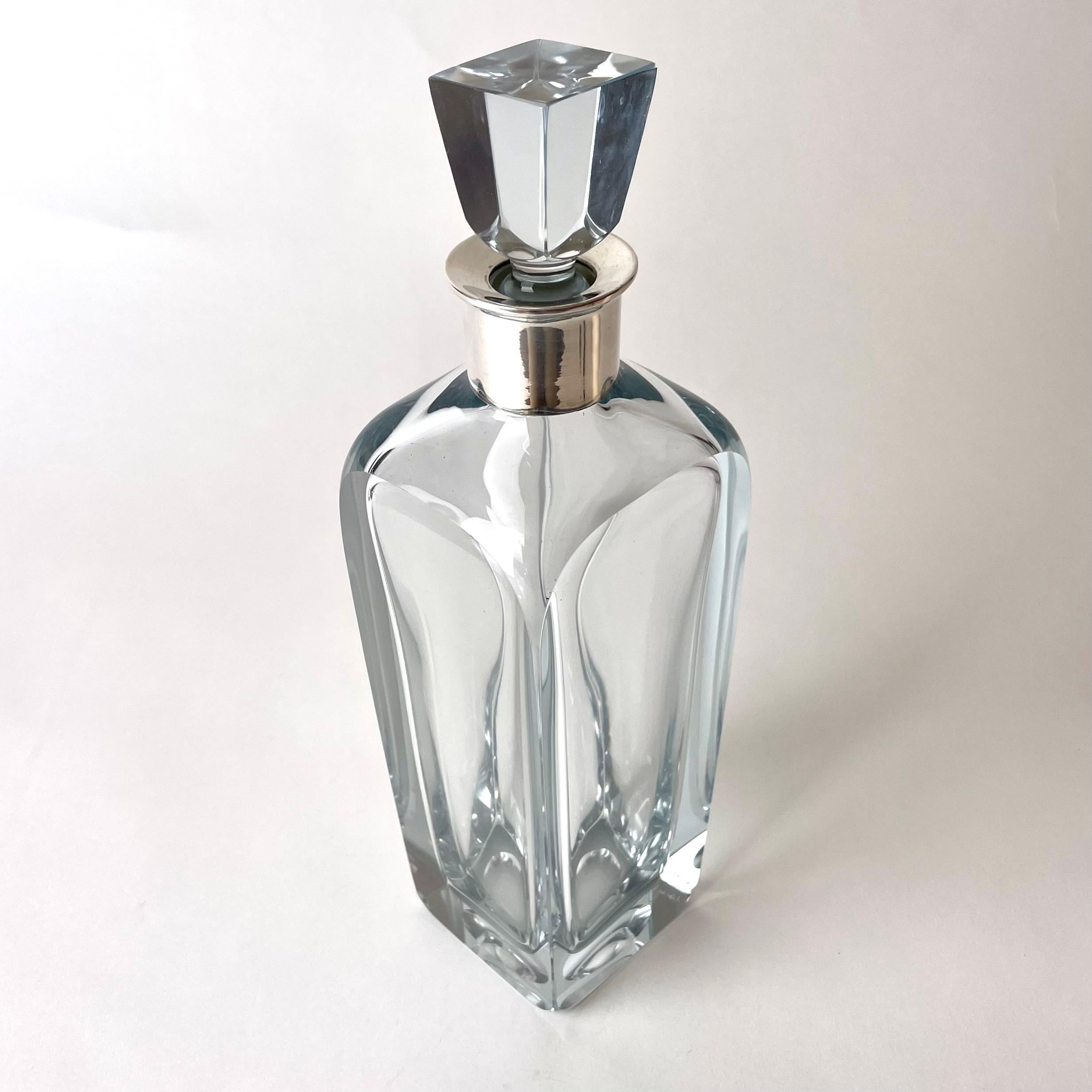 Eleganter Whiskey-Dekanter aus Chromglas mit Silberfassung aus dem Jahr 1944 im Angebot 3