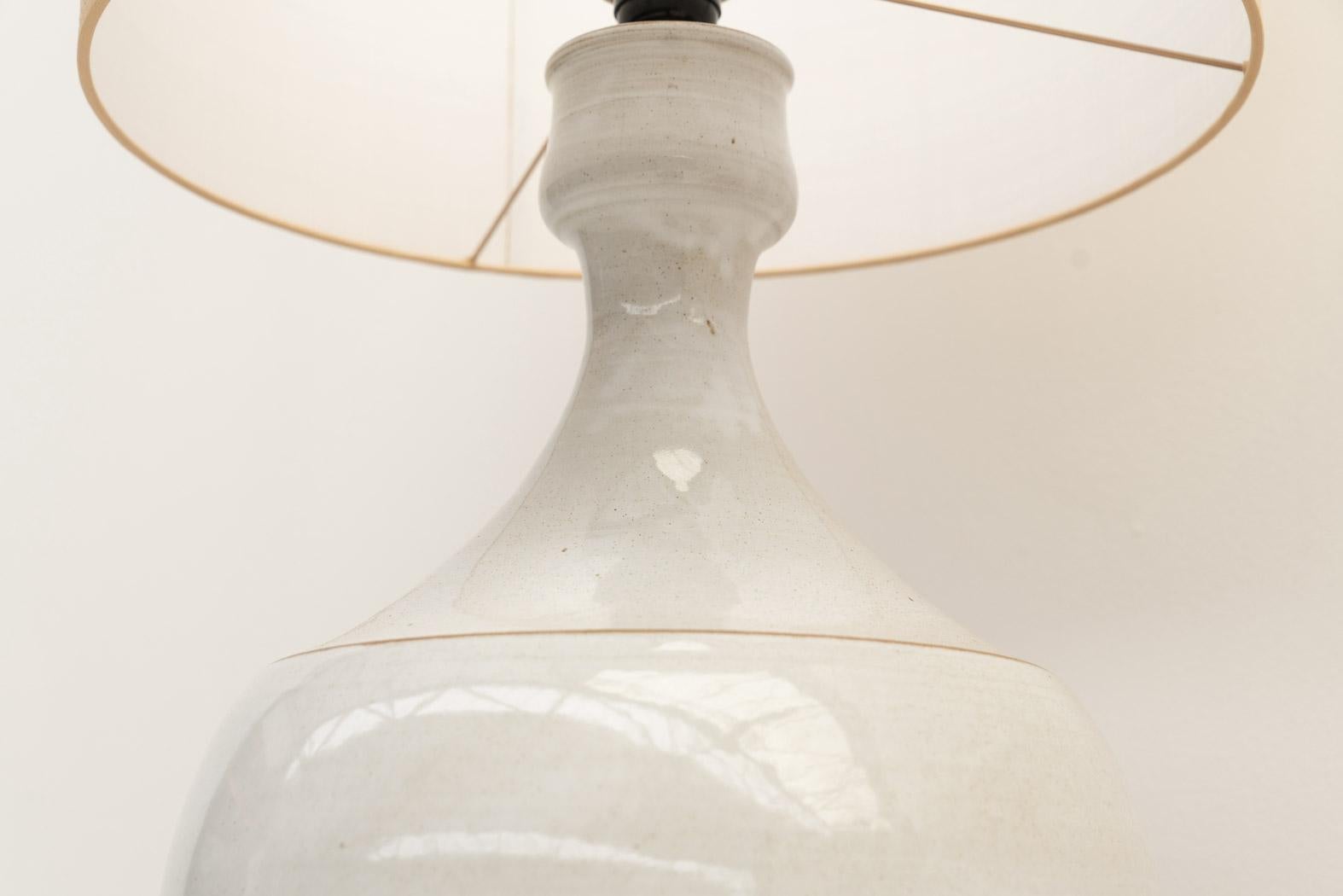 Mid-Century Modern Elegant White ceramic table lamp For Sale