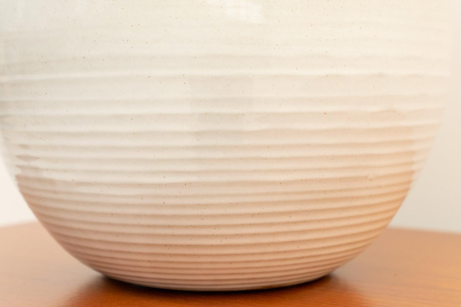 French Elegant White ceramic table lamp For Sale