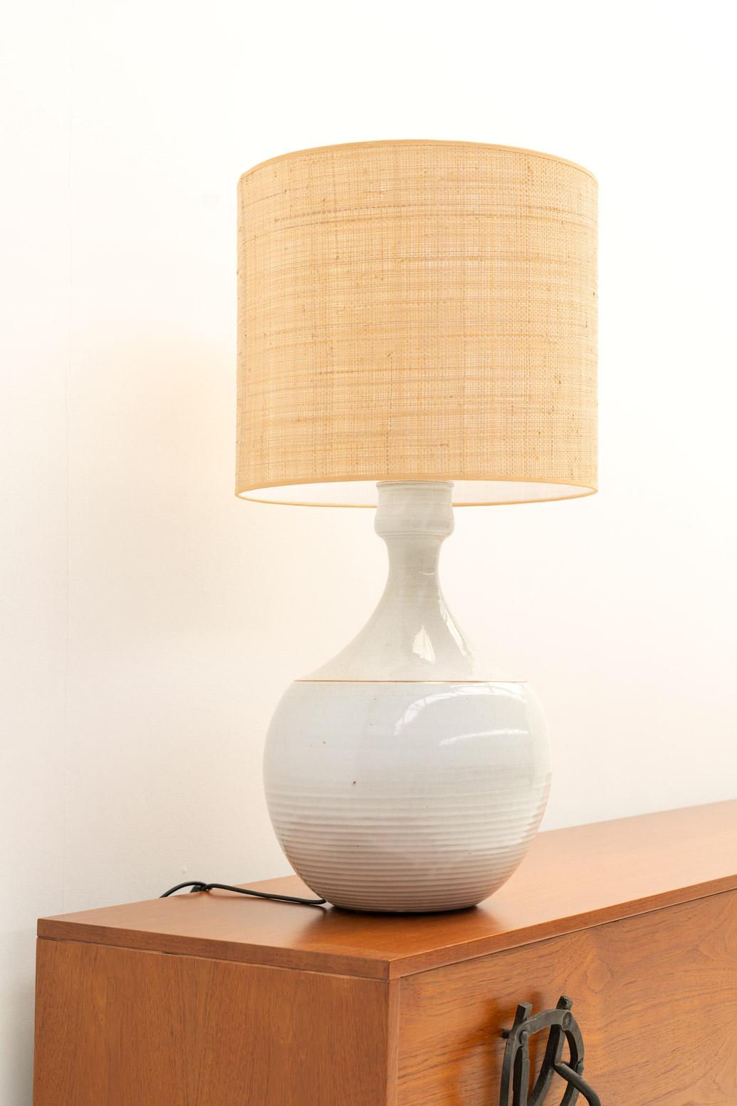 Elegant White ceramic table lamp In Good Condition For Sale In Brussels, BE