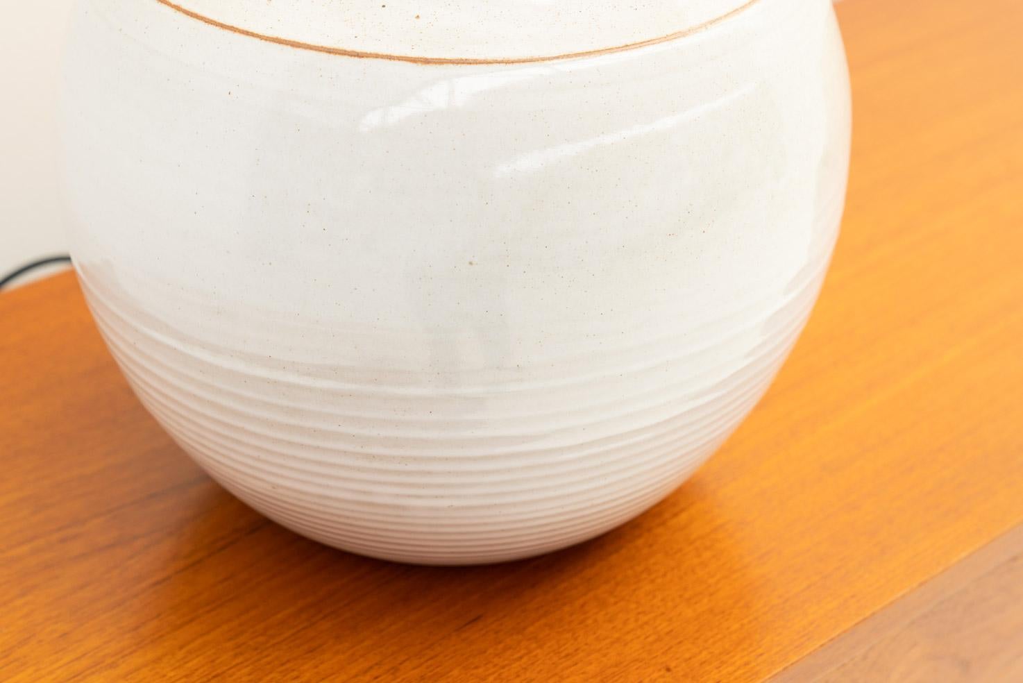 Late 20th Century Elegant White ceramic table lamp For Sale