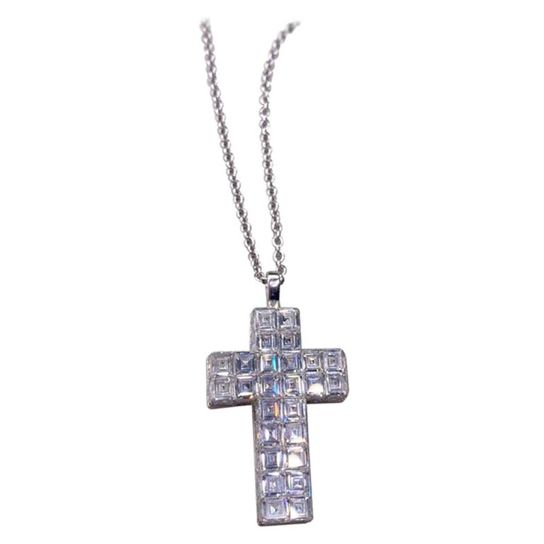 Elegant White Diamond Cross Necklace White 18K Gold IF-VVS Diamonds For Sale