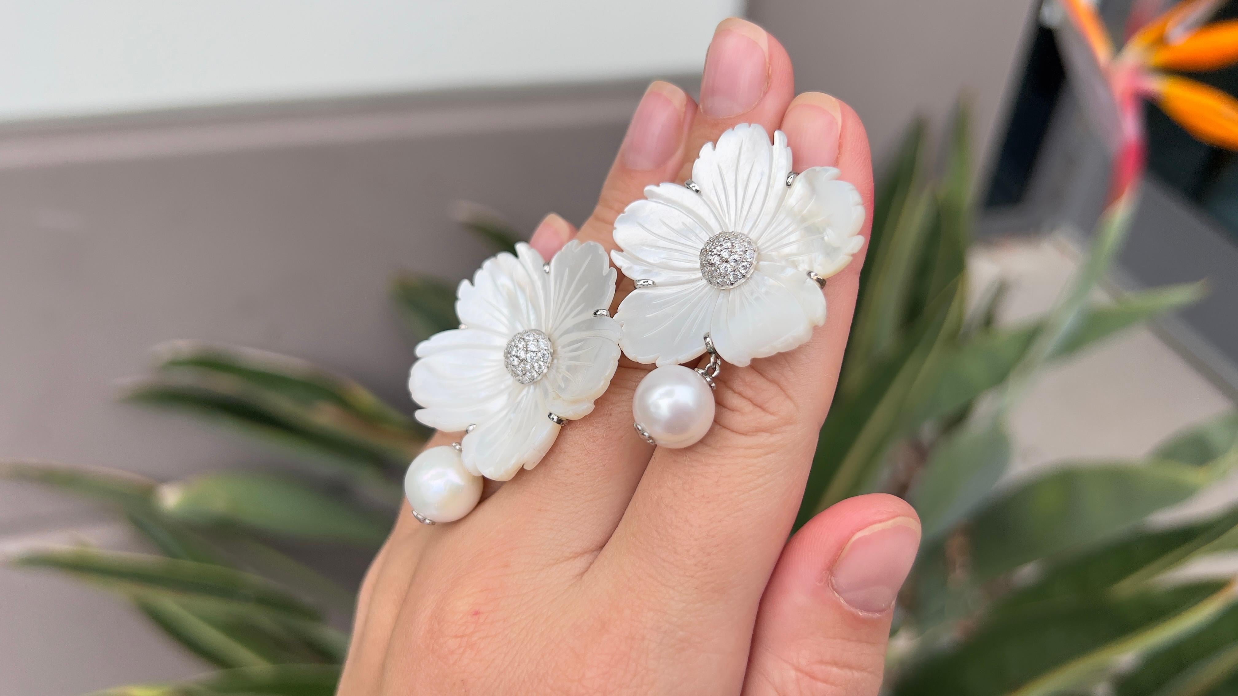 Elegant White Flower Mother Of Pearl Silver Earrings In New Condition For Sale In Carlsbad, CA