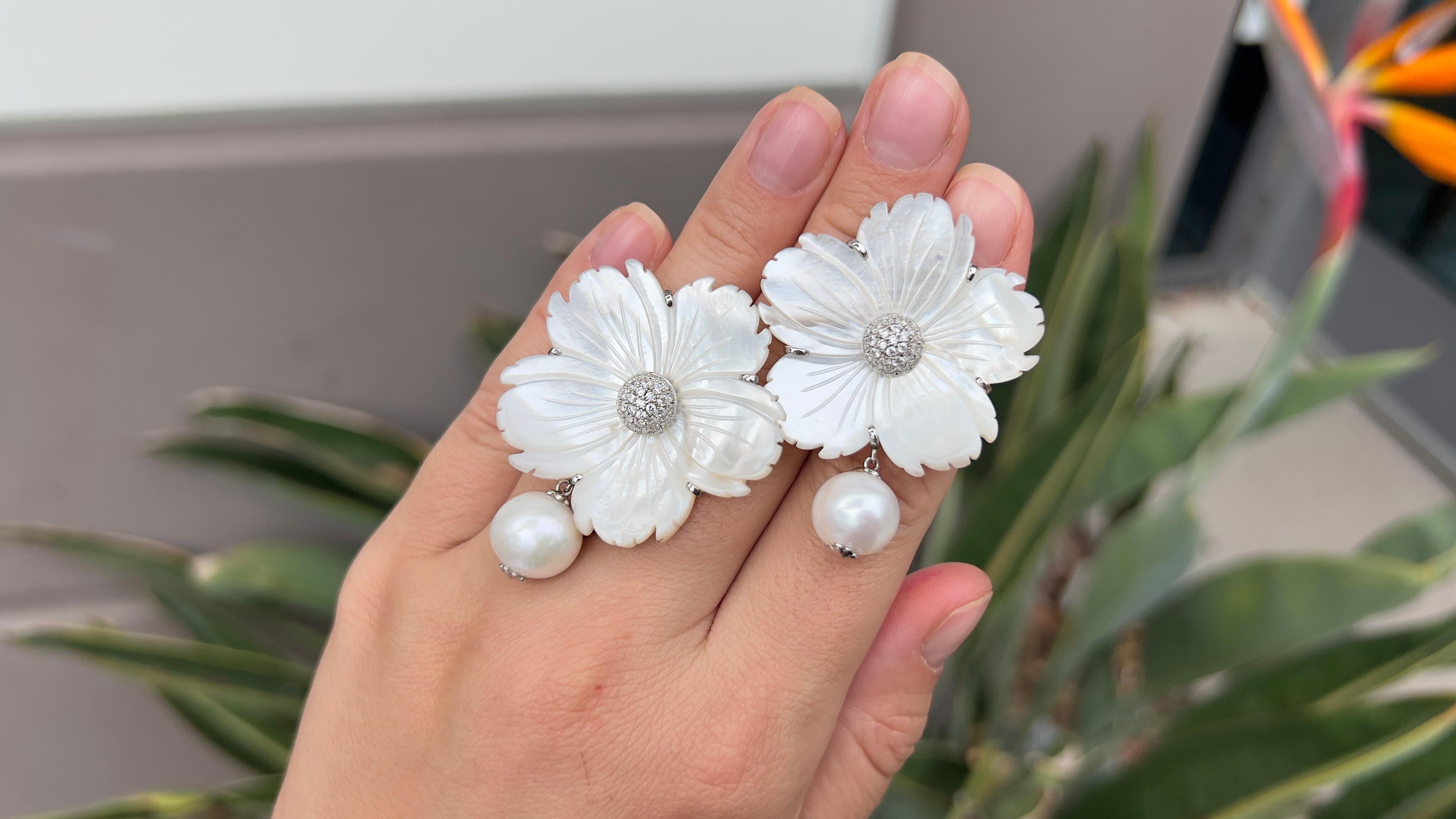 Women's or Men's Elegant White Flower Mother Of Pearl Silver Earrings For Sale