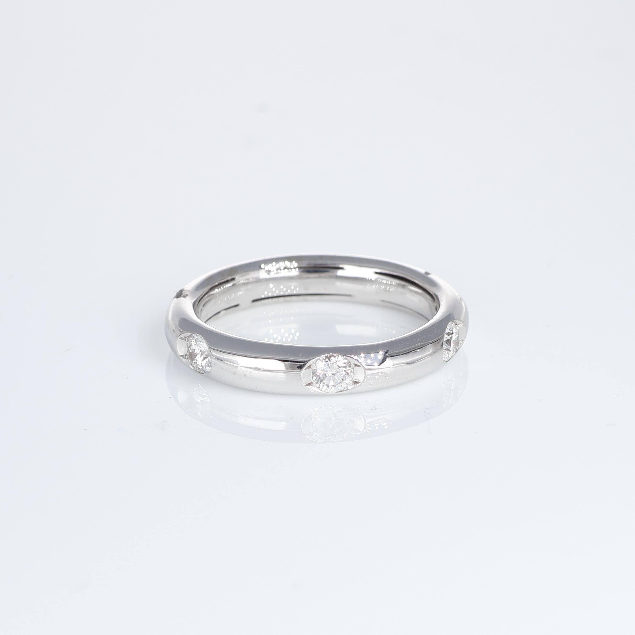 Elegant White Gold Band with Interspersed White Diamonds 0.62 carat In New Condition For Sale In Bergamo, BG