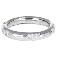 Elegante Banda de Oro Blanco con Diamantes Blancos Intercalados 0,62 quilates