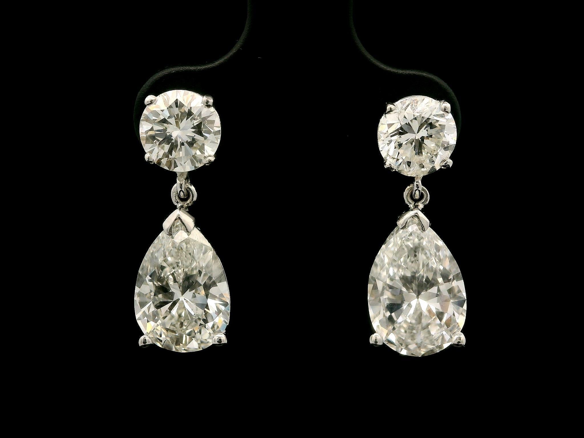 Eleganti orecchini a goccia in oro bianco GIA con pera e diamante rotondo da 4,87 ct. in vendita 1