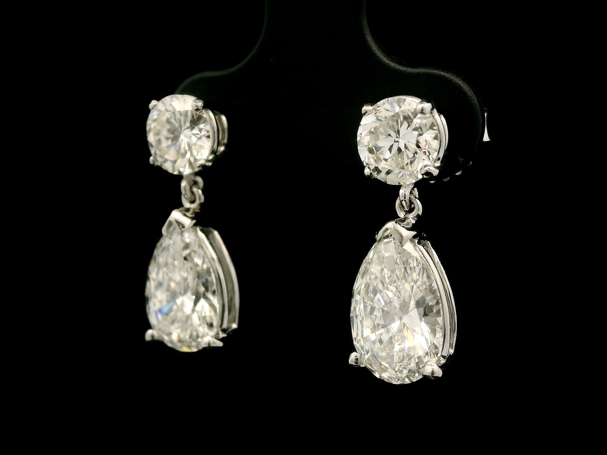 Eleganti orecchini a goccia in oro bianco GIA con pera e diamante rotondo da 4,87 ct. in vendita 3