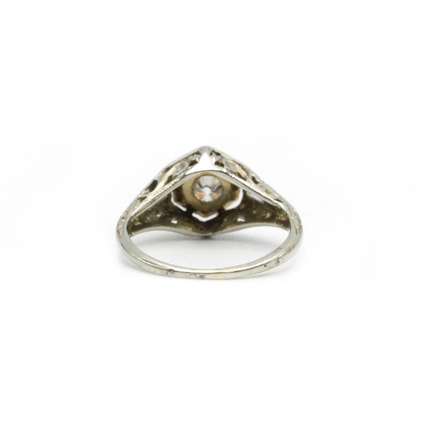 Elegant White Gold Ring with Round Brilliant and Baguette Diamonds In Good Condition In MONTMORENCY, FR