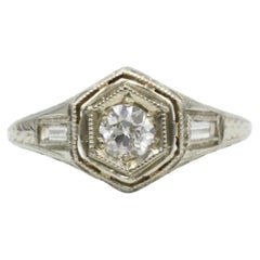 Eleganter Ring aus Weißgold mit rundem Brillanten und Baguette-Diamanten