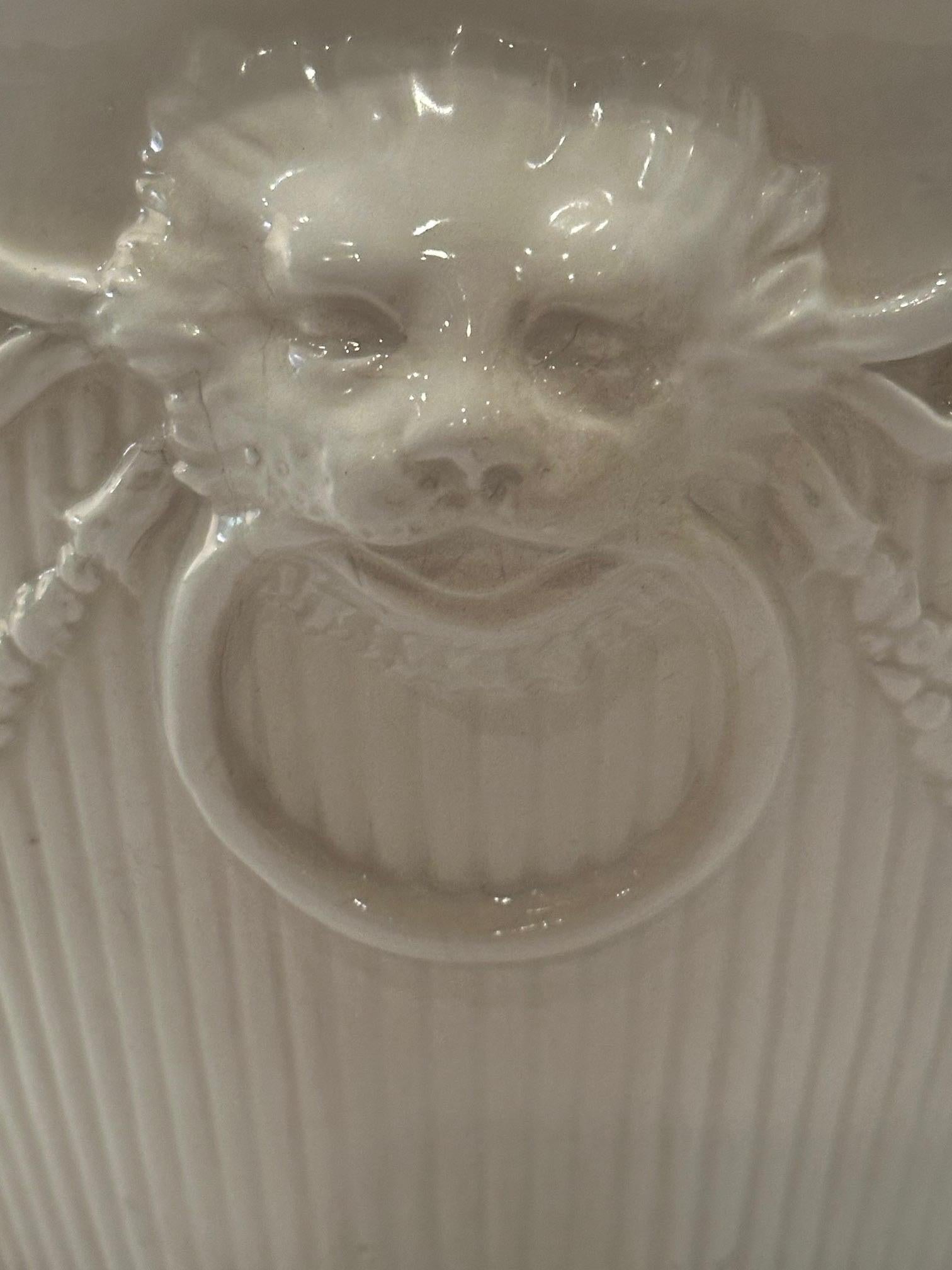 Macetero italiano de cerámica blanca con guirnalda de leones y motivo de lazo. 
Hecho para Bloomingdale's , Italia
