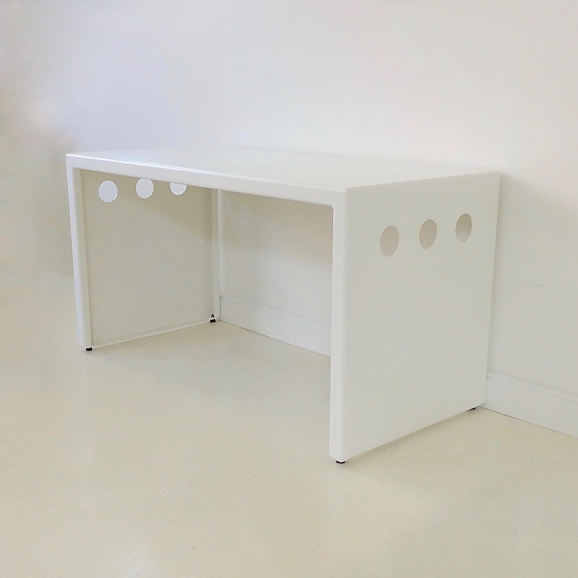 Elegant console/desk, circa 1980.
White lacquered perforated metal.
Dimensions: 140 cm W, 65 cm D, 74 cm H.
Good condition.
All purchases are covered by our Buyer Protection Guarantee.
This item can be returned within 7 days of delivery.
Please ask