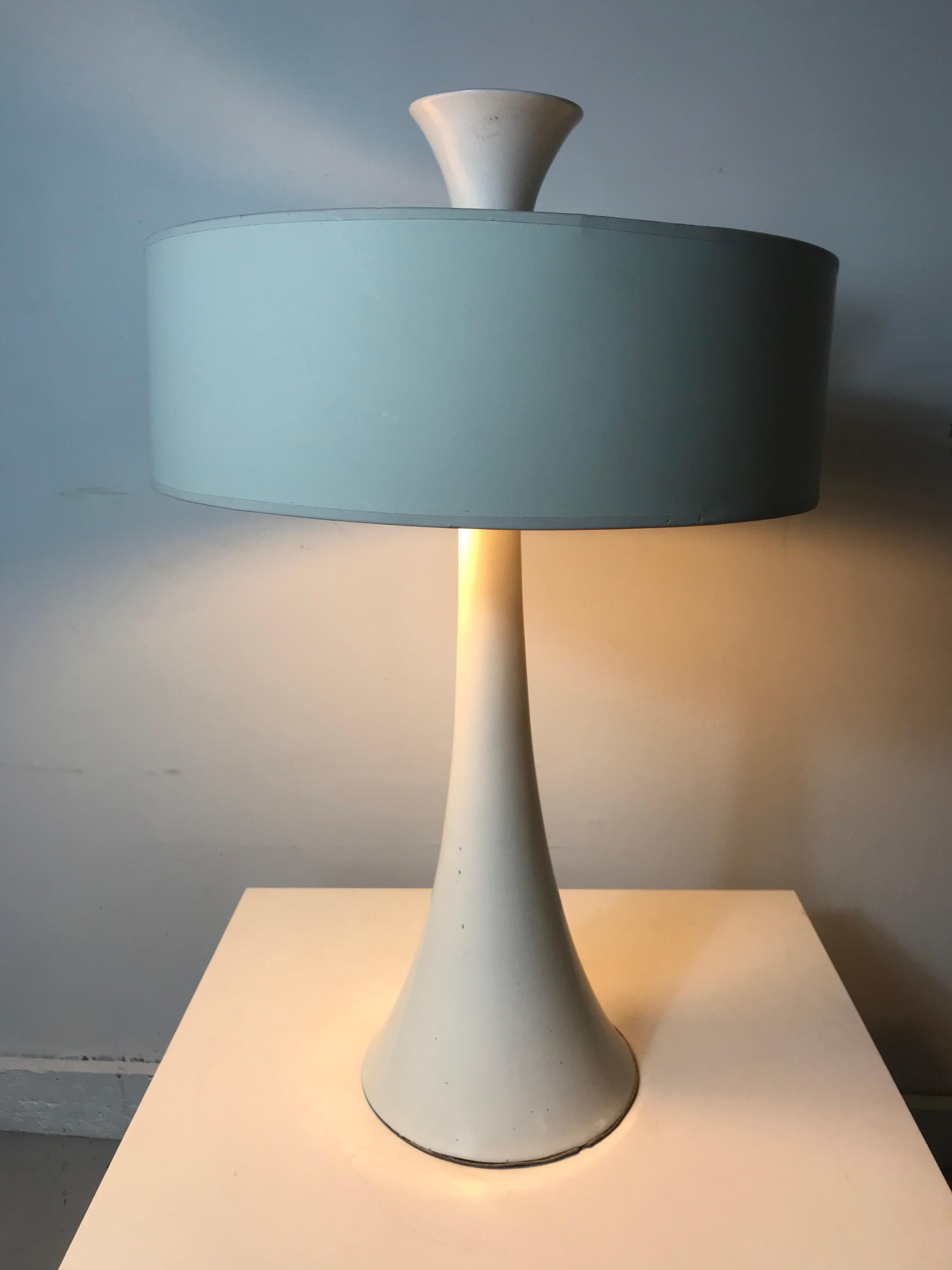Elegante weiße modernistische Trompetenfuß-Tischlampe Gerald Thurston:: Lightolier (Moderne der Mitte des Jahrhunderts) im Angebot