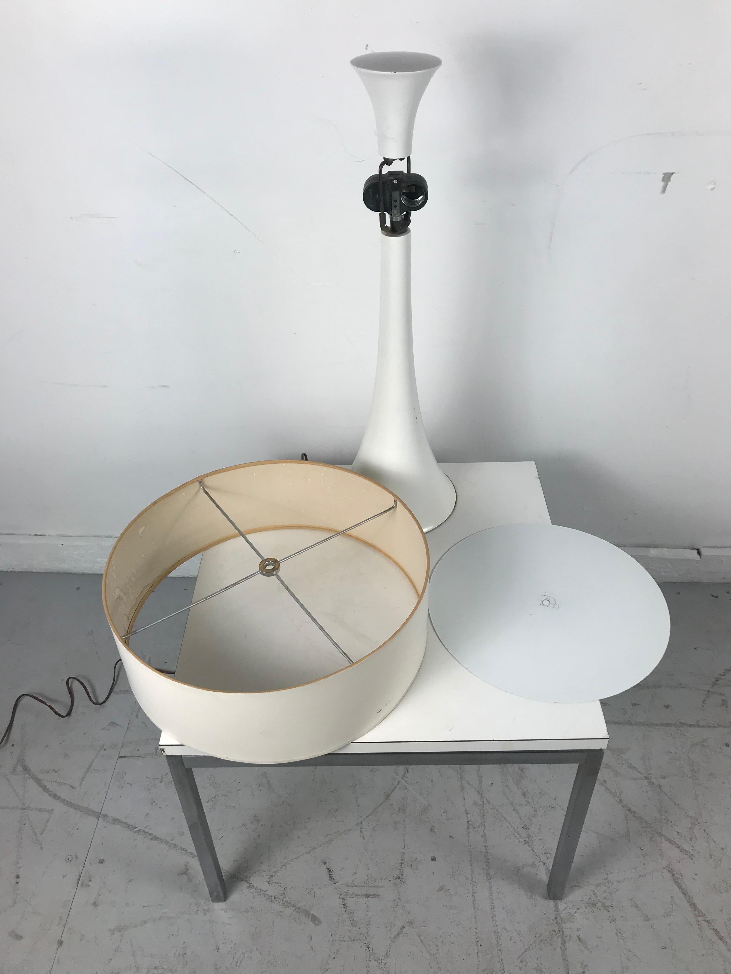 Elegante weiße modernistische Trompetenfuß-Tischlampe Gerald Thurston:: Lightolier (amerikanisch) im Angebot
