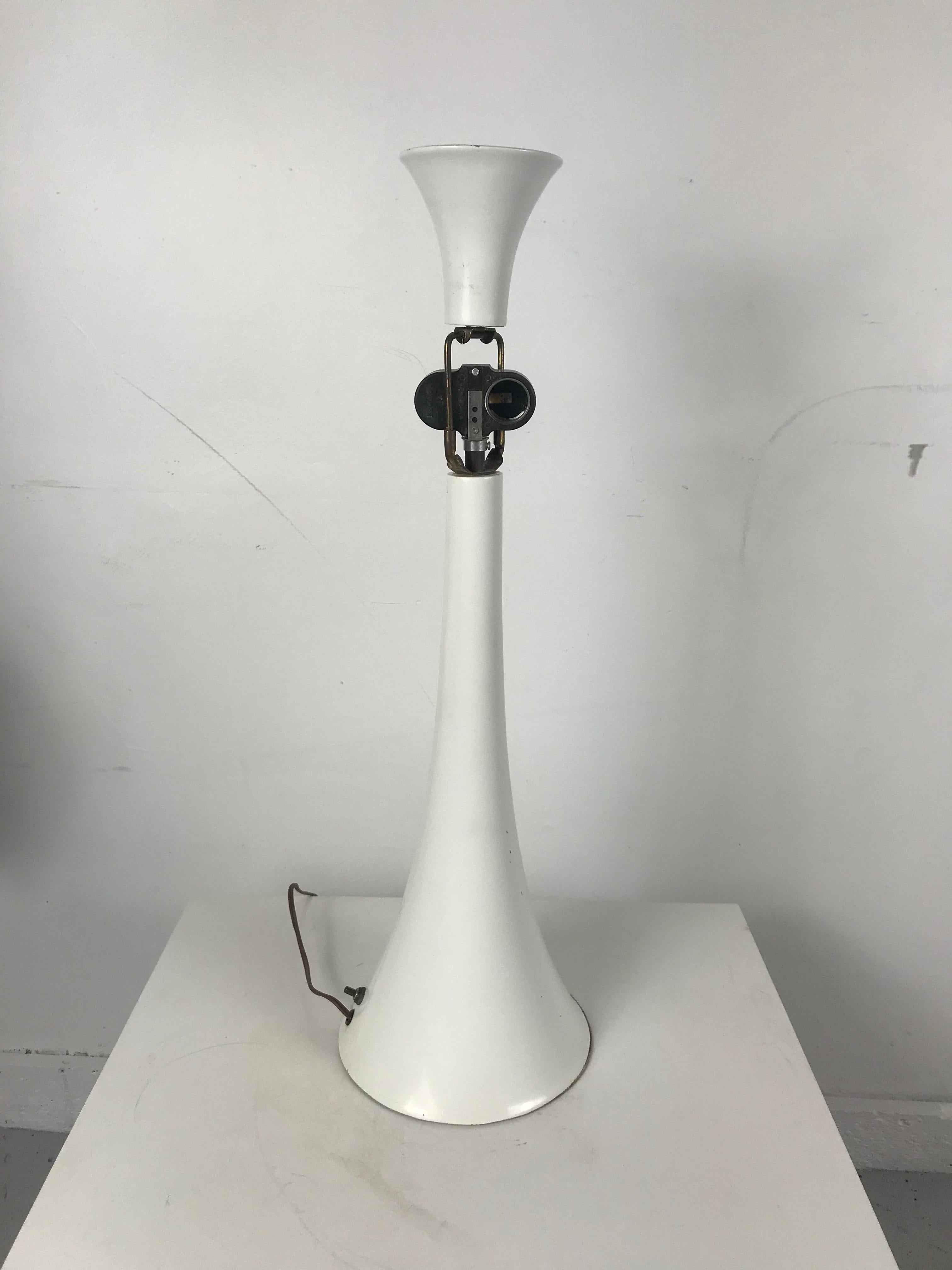 Elegant White Modernist Trumpet Base Table Lamp  Gerald Thurston, Lightolier In Good Condition For Sale In Buffalo, NY