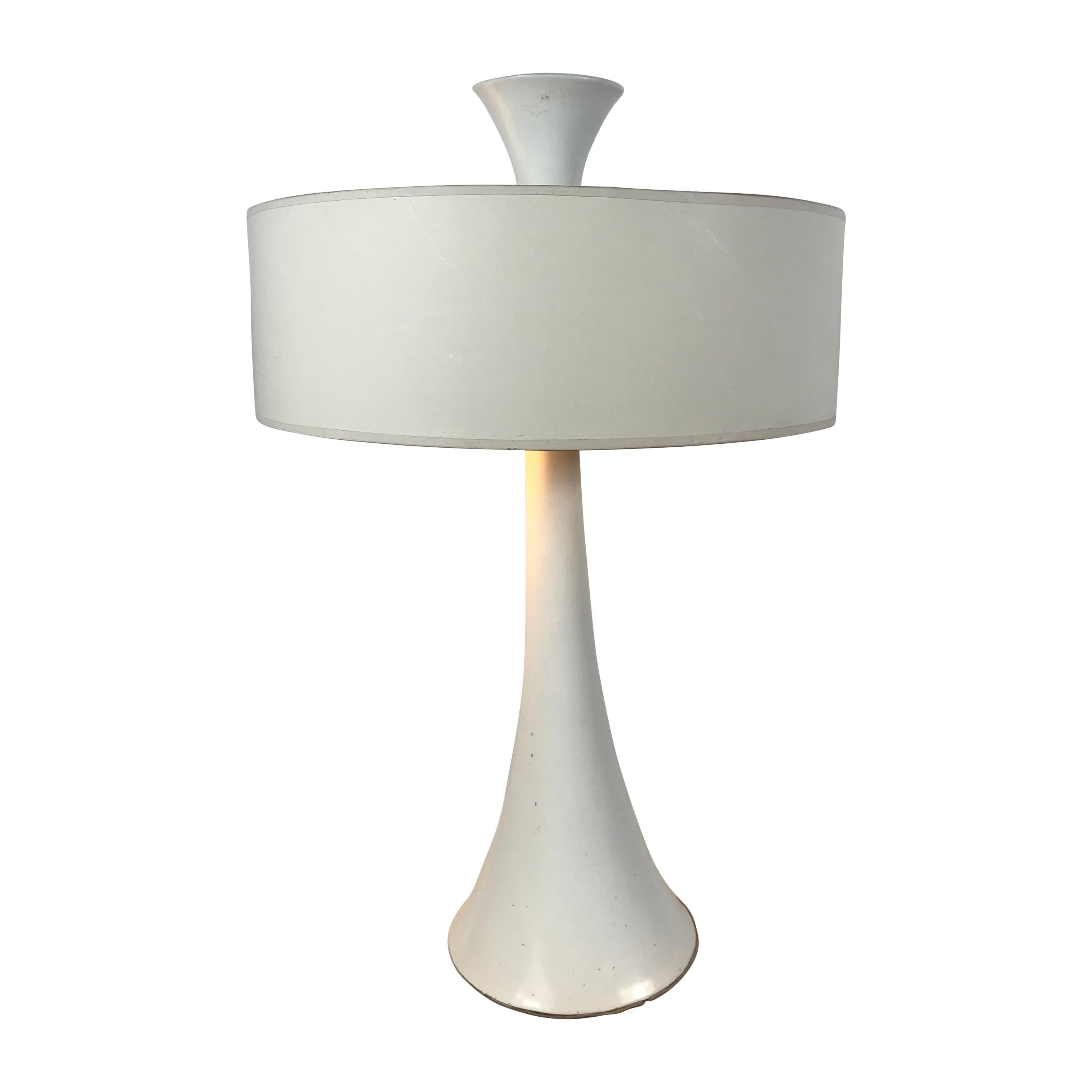 Élégante lampe de table blanche moderniste à base de trompette Gerald Thurston:: Lightolier