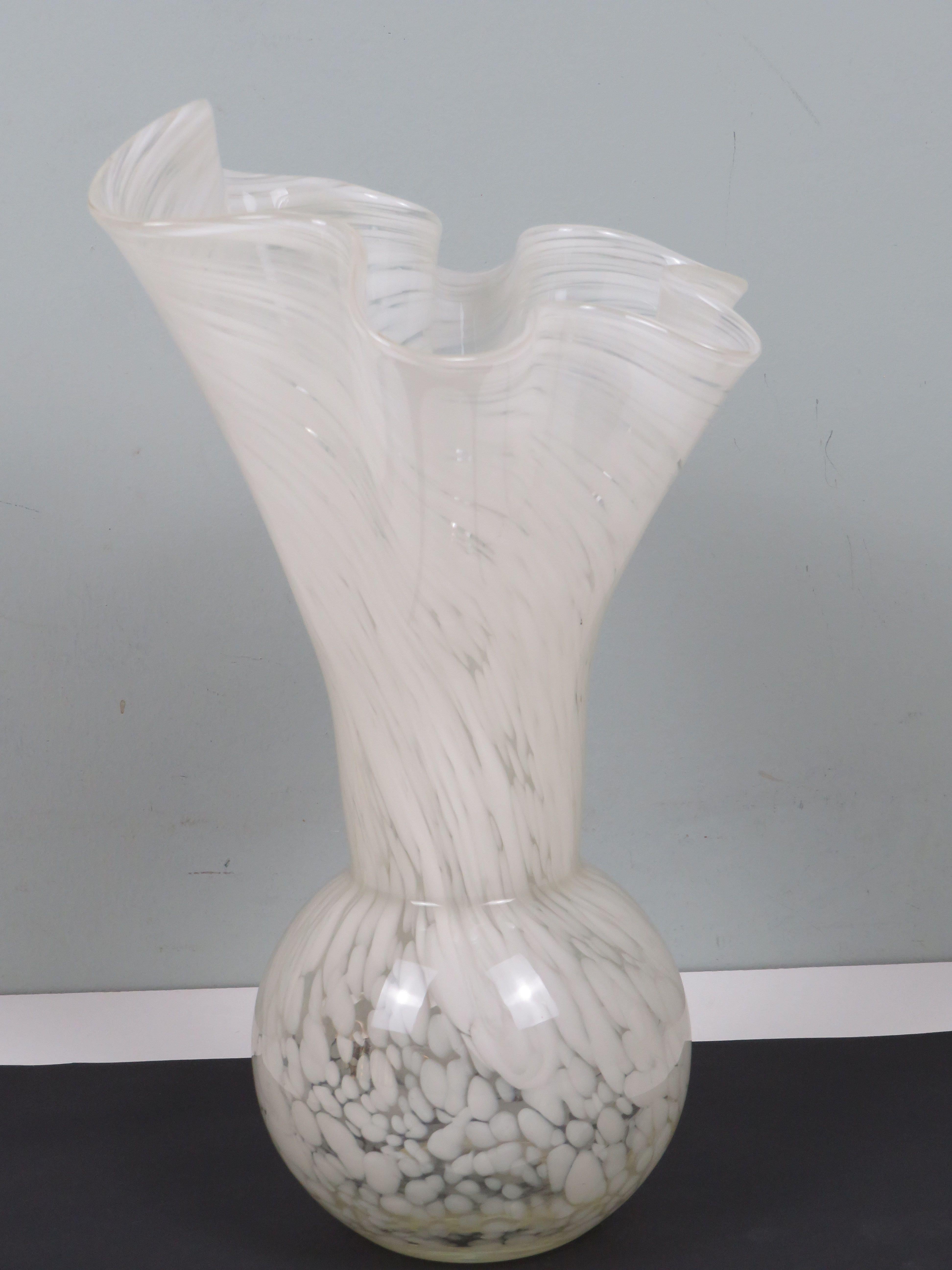 Mid-Century Modern Elegant White Murano Glass Vase, Hand-Blown Venetian Design, Sculptural Form en vente