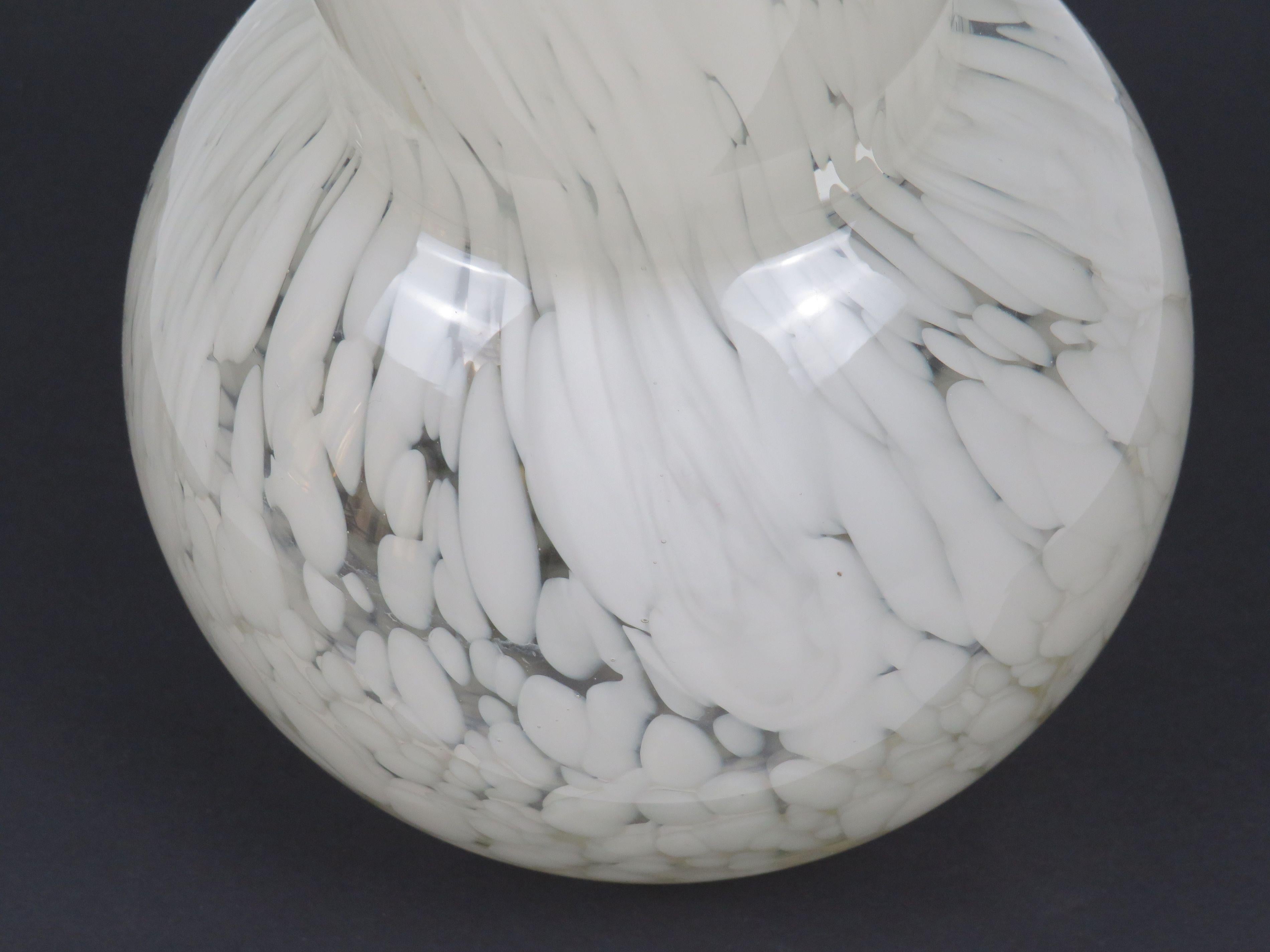 italien Elegant White Murano Glass Vase, Hand-Blown Venetian Design, Sculptural Form en vente
