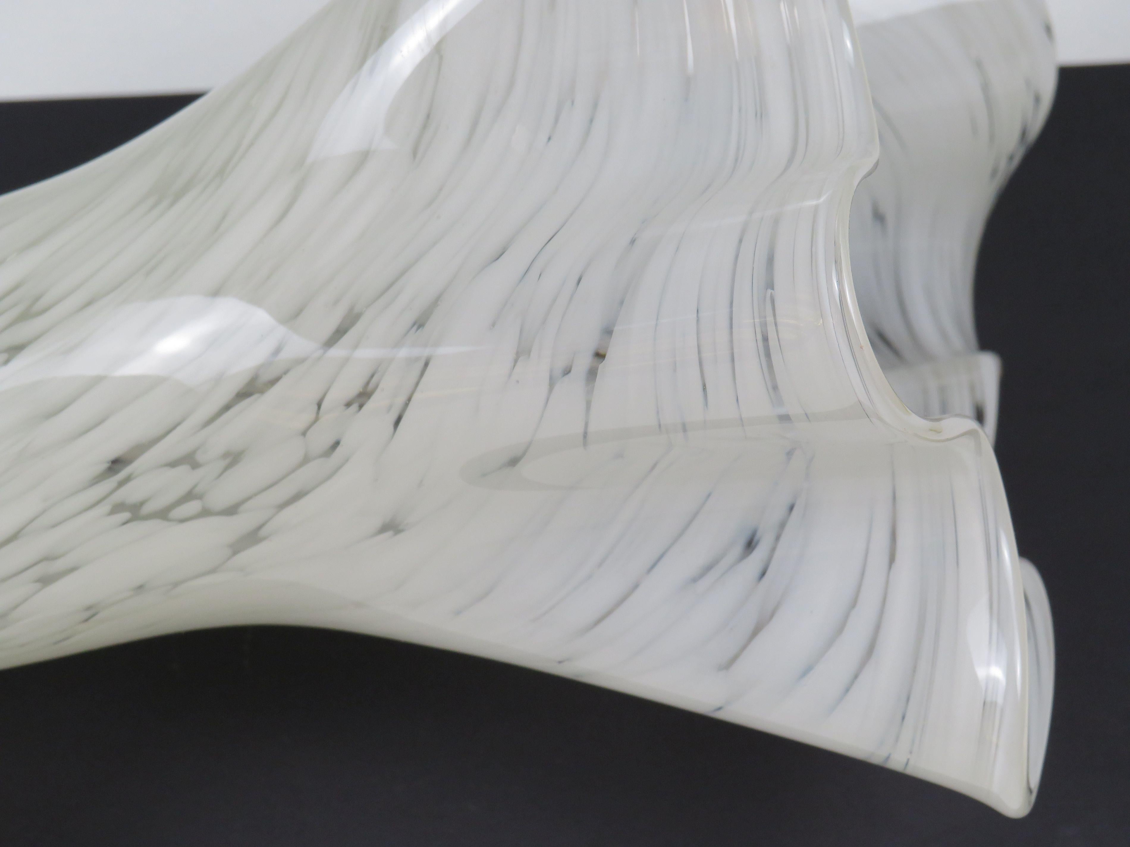 Elegant White Murano Glass Vase, Hand-Blown Venetian Design, Sculptural Form Bon état - En vente à Herentals, BE