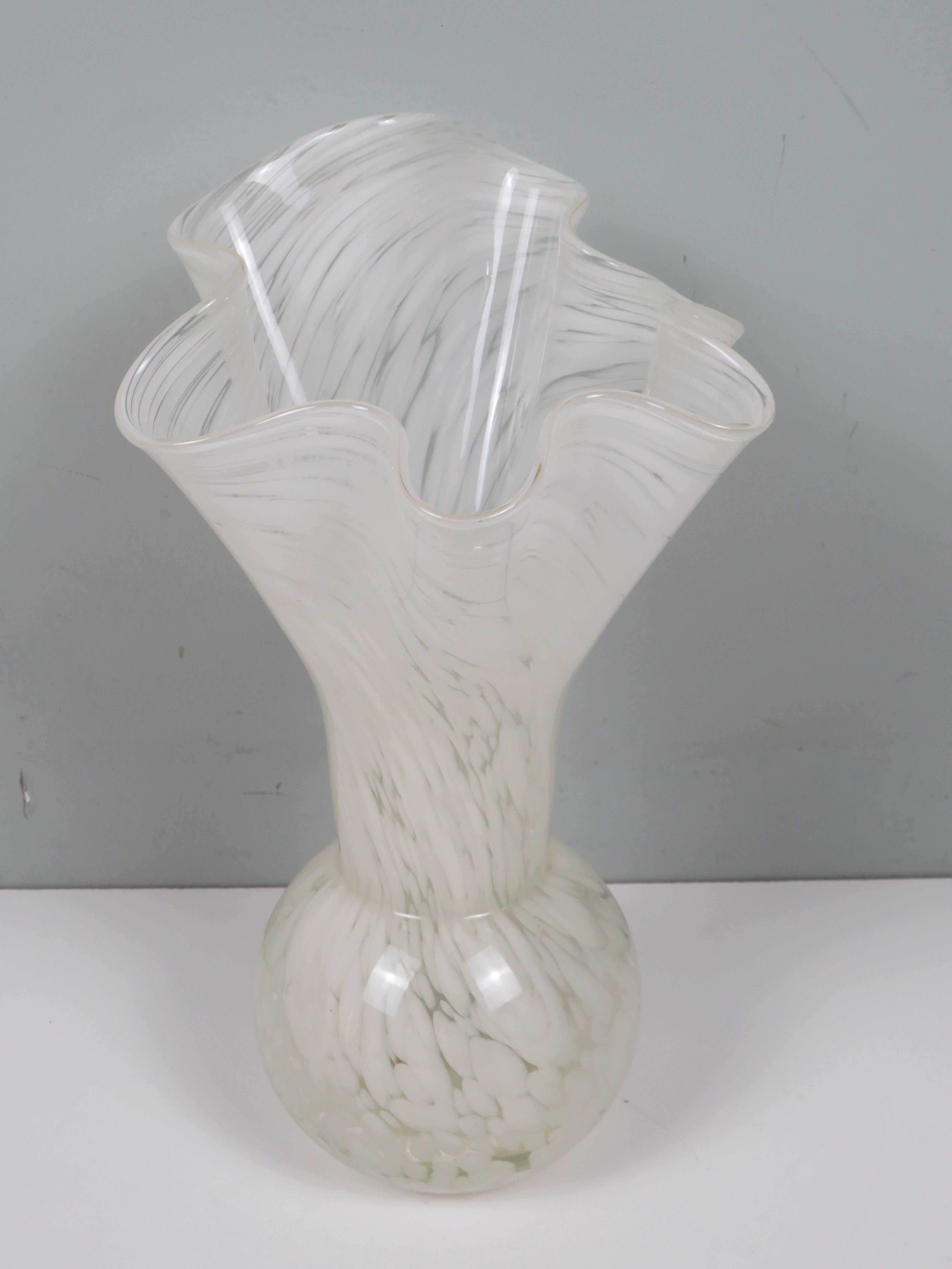 20ième siècle Elegant White Murano Glass Vase, Hand-Blown Venetian Design, Sculptural Form en vente