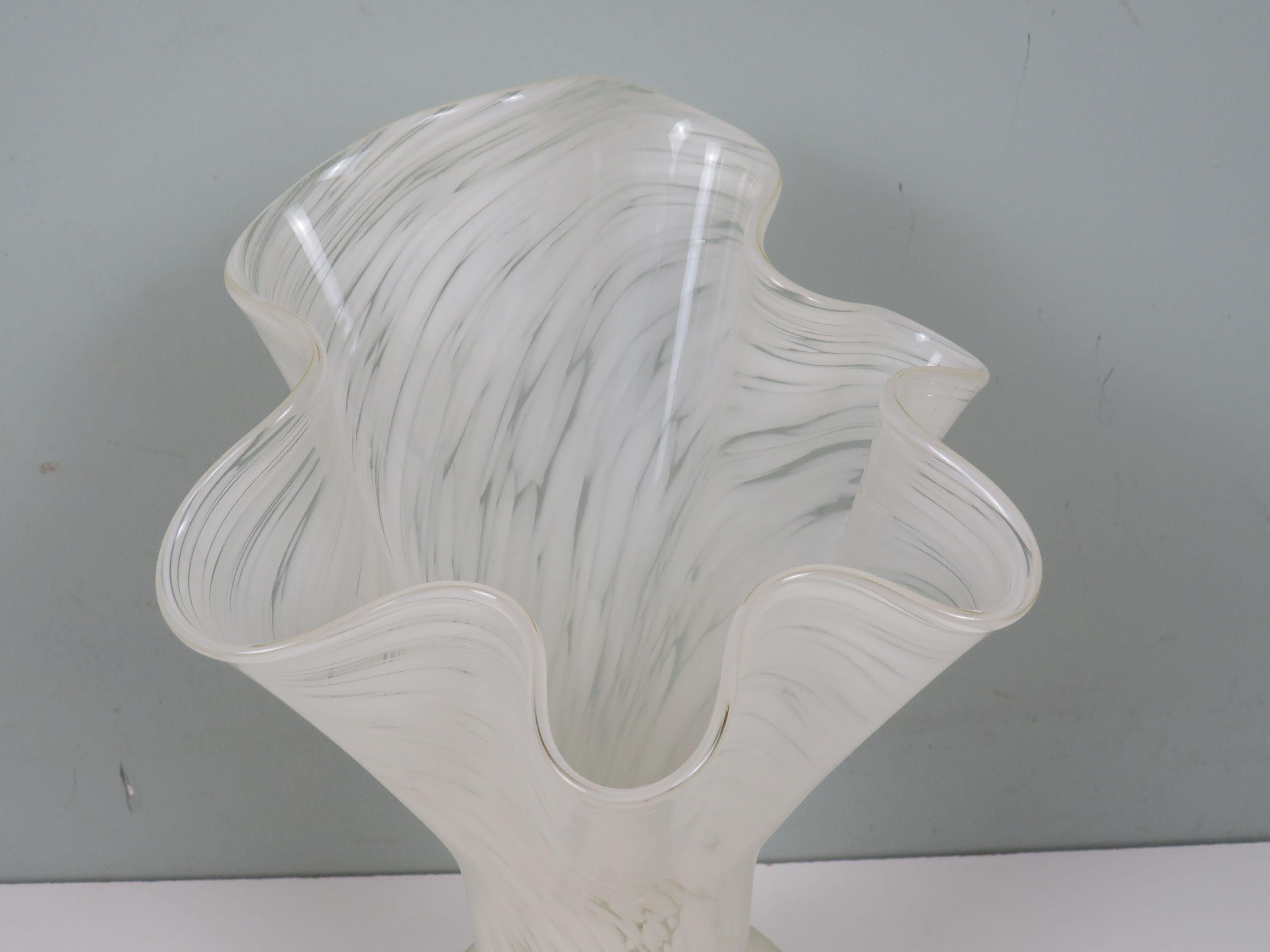 Verre de Murano Elegant White Murano Glass Vase, Hand-Blown Venetian Design, Sculptural Form en vente