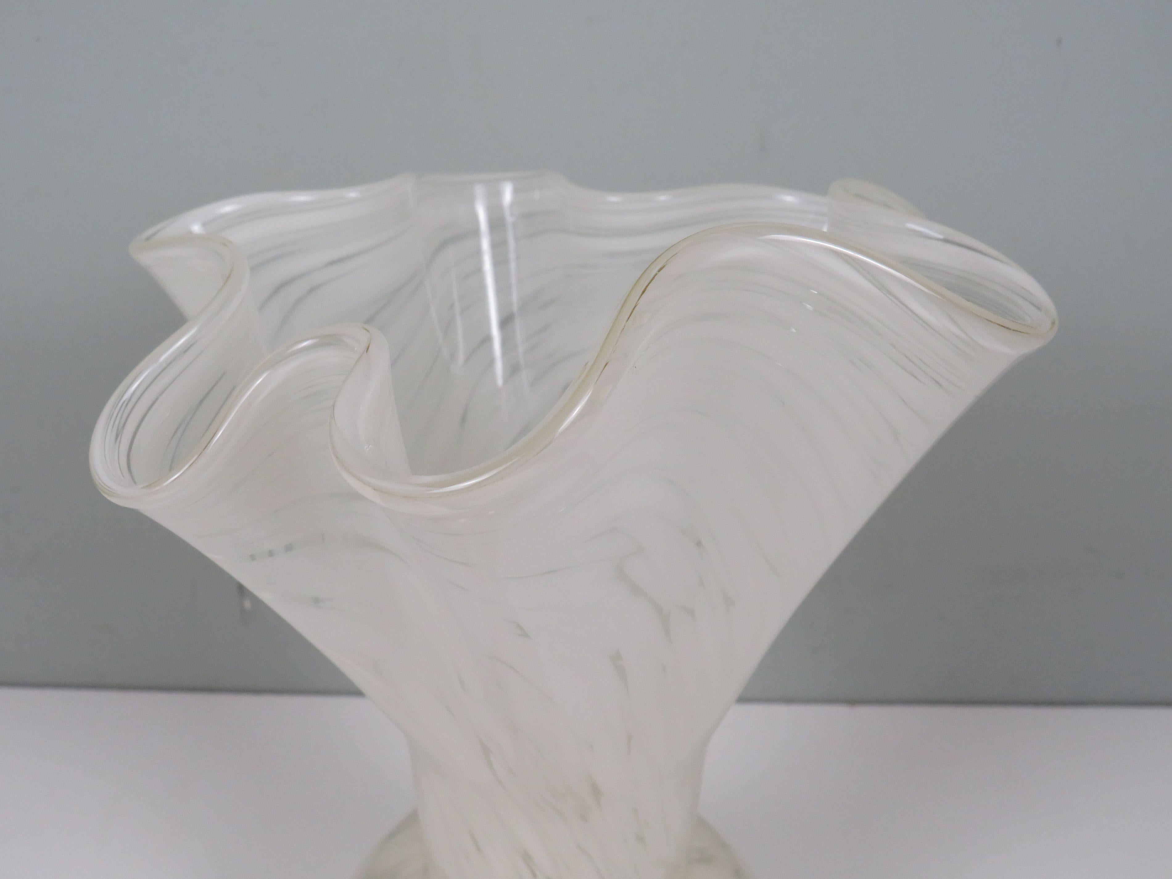 Elegant White Murano Glass Vase, Hand-Blown Venetian Design, Sculptural Form en vente 1