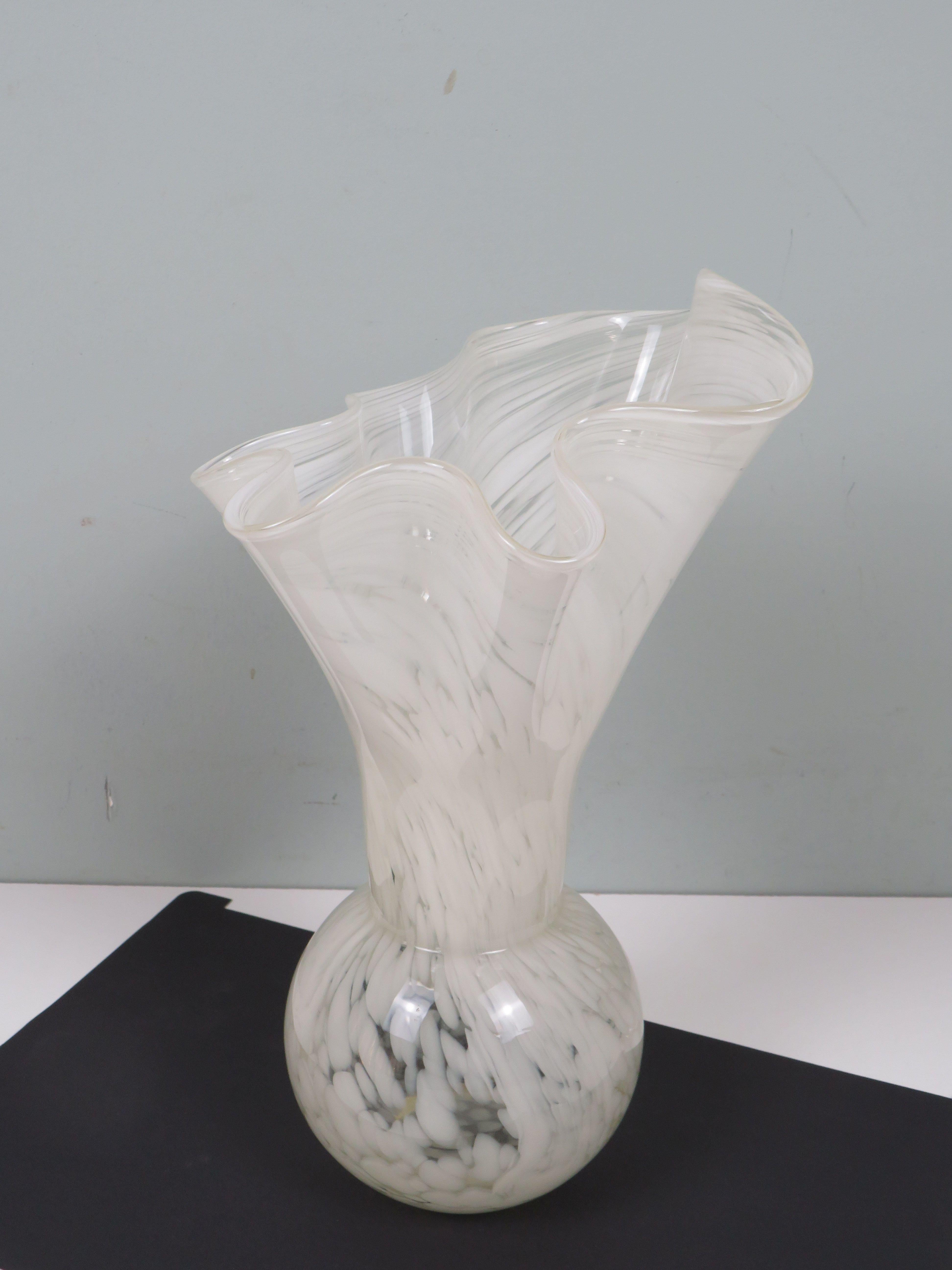 Elegant White Murano Glass Vase, Hand-Blown Venetian Design, Sculptural Form en vente 2