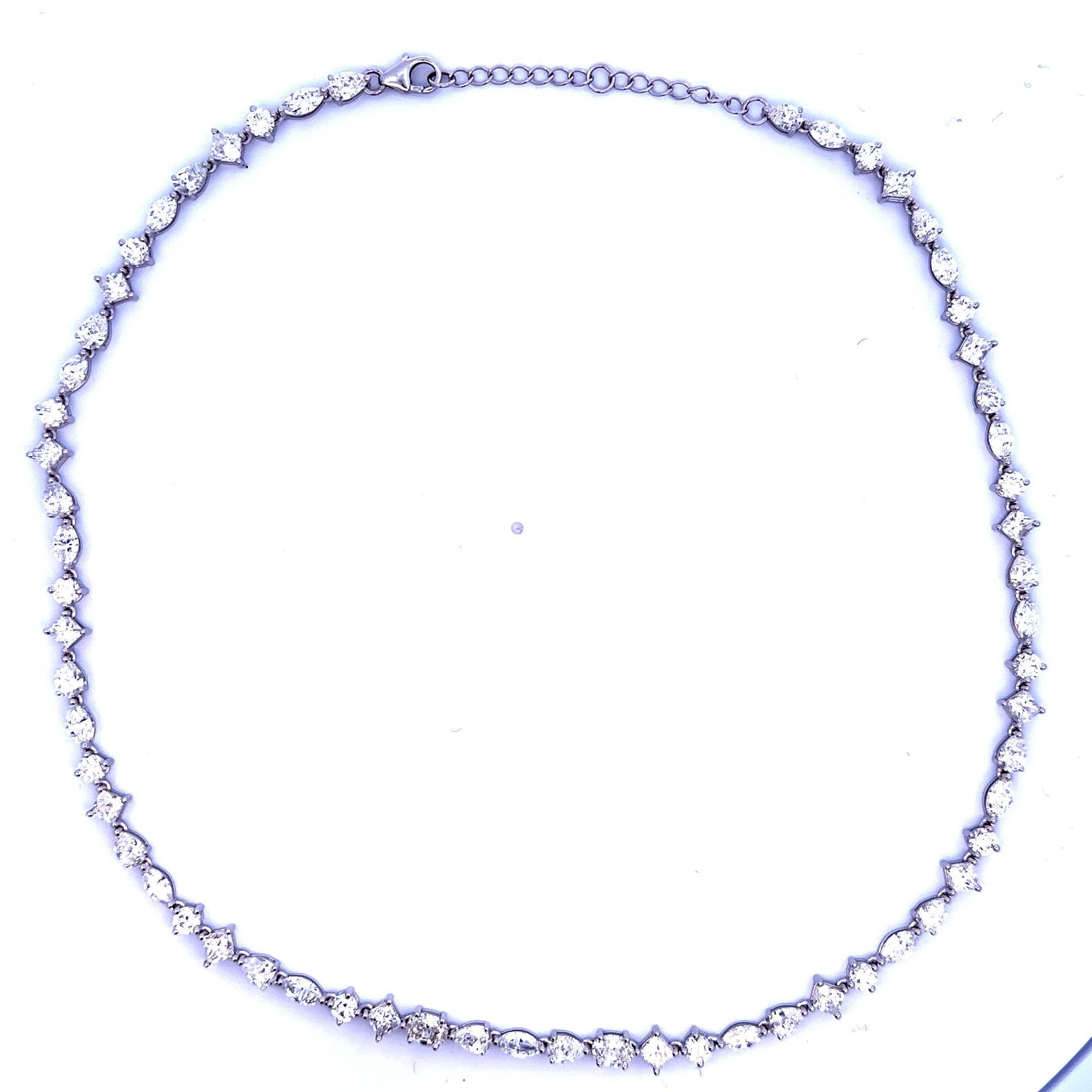 ** Elegante collana con ciondolo bianco e catena d'argento - Accessorio senza tempo per ogni occasione**