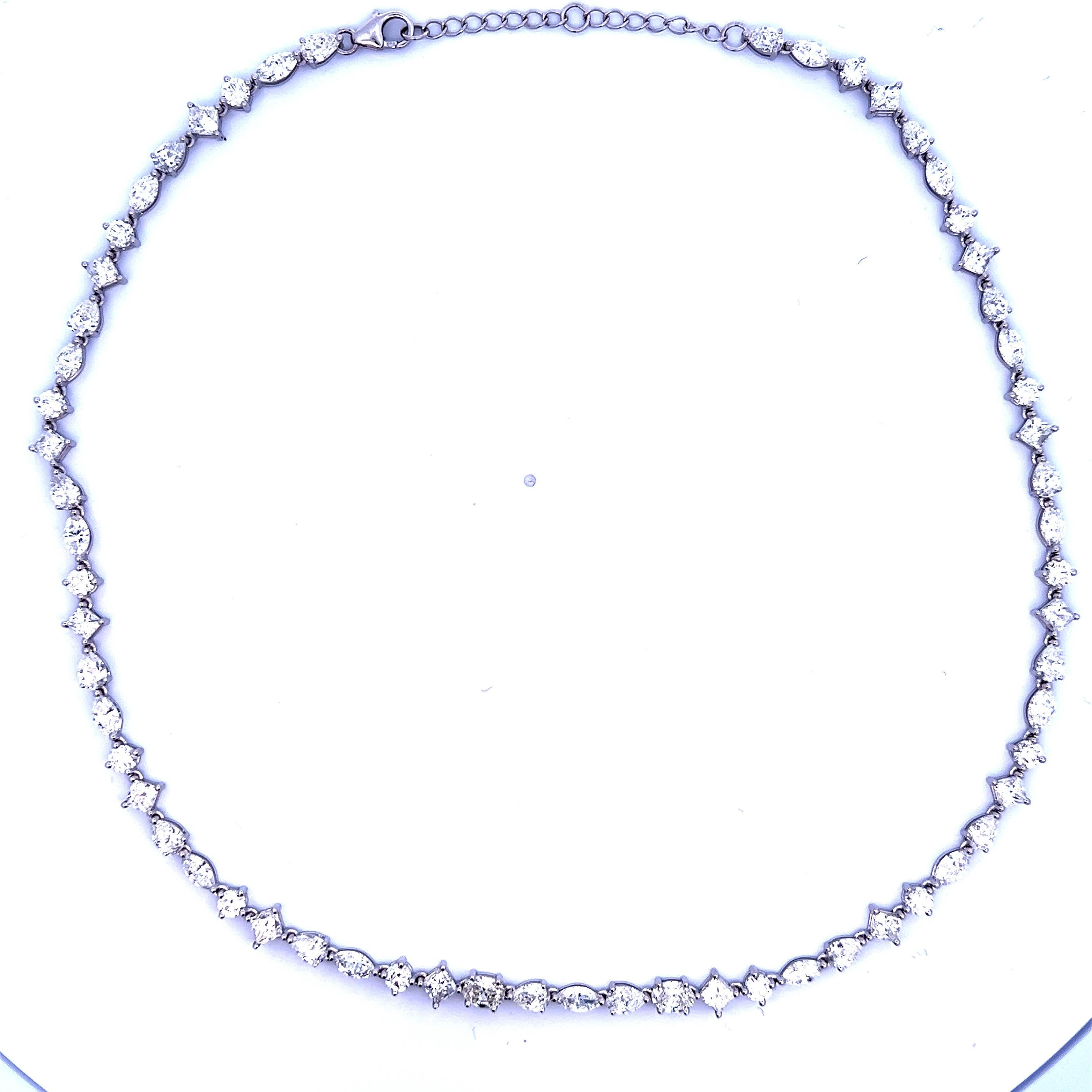 Donna Elegante collana con ciondolo bianco e catena in argento - Accessorio senza tempo in vendita