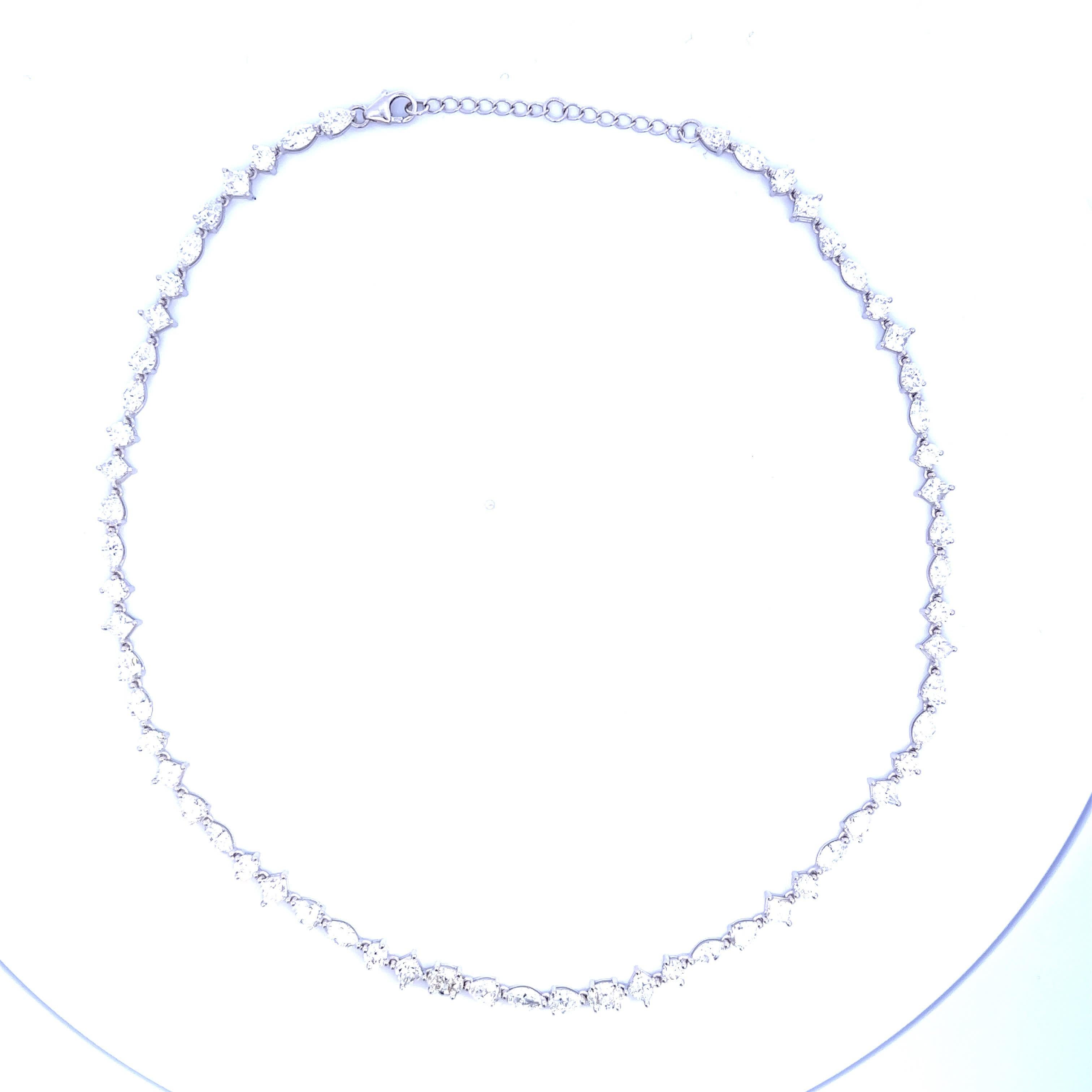 Elegante collana con ciondolo bianco e catena in argento - Accessorio senza tempo in vendita 1