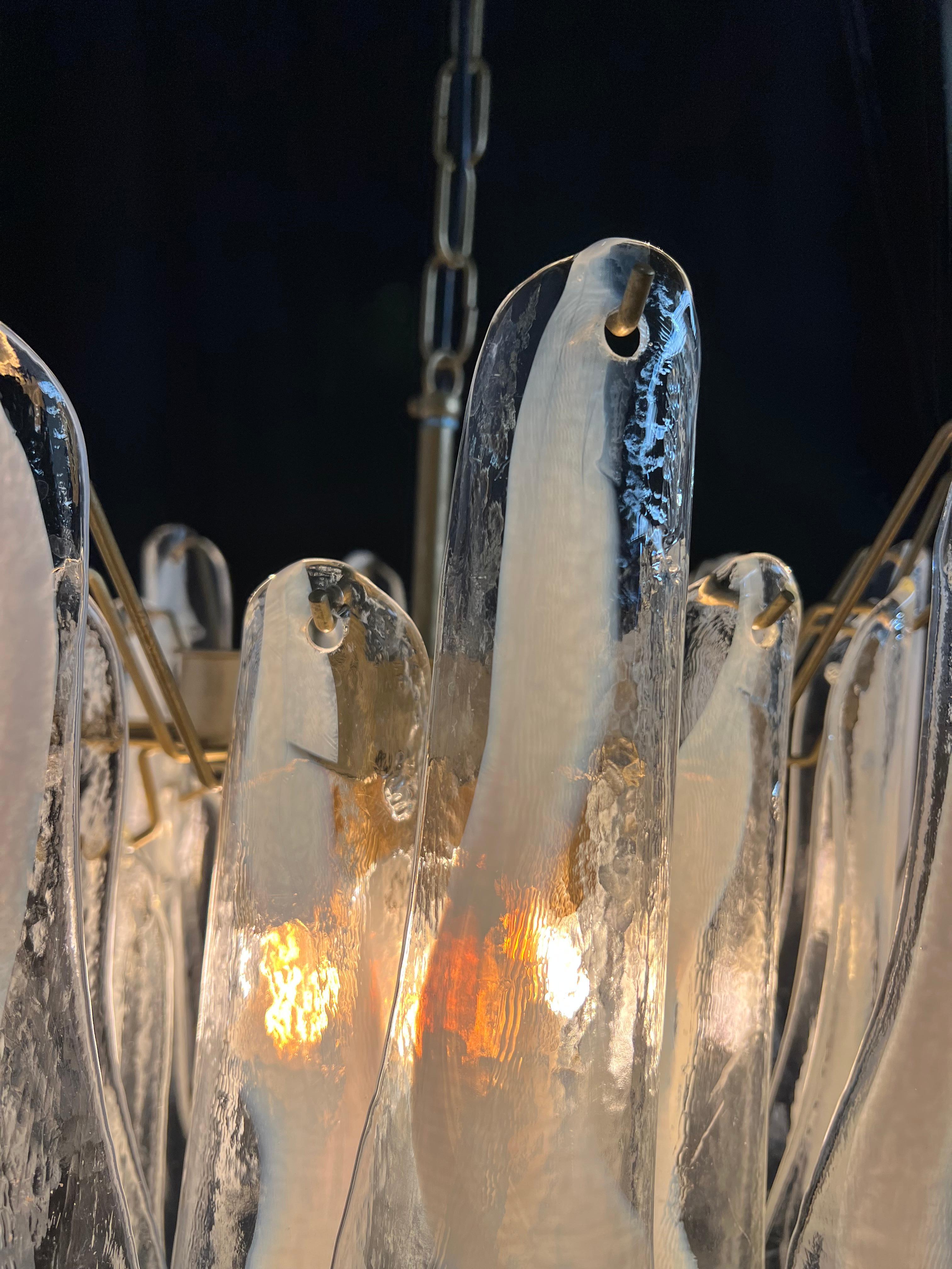 Eleganza del lampadario a petali bianchi, Murano, anni '90 in vendita 7