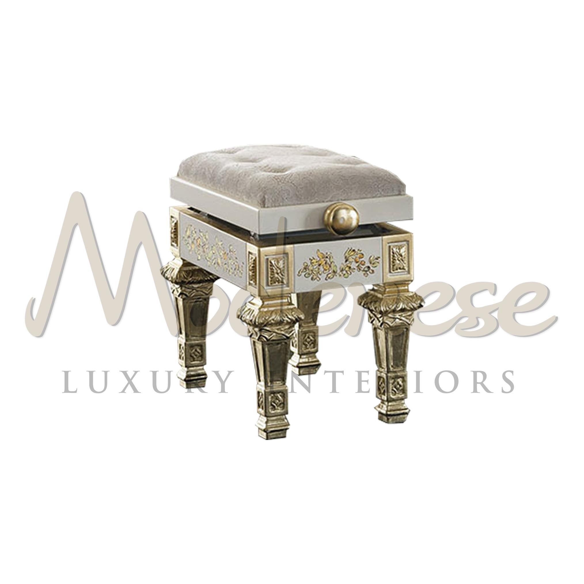 Eleganter weißer Klavierhocker mit Blattgolddekorationen von Modenese (Italienisch) im Angebot