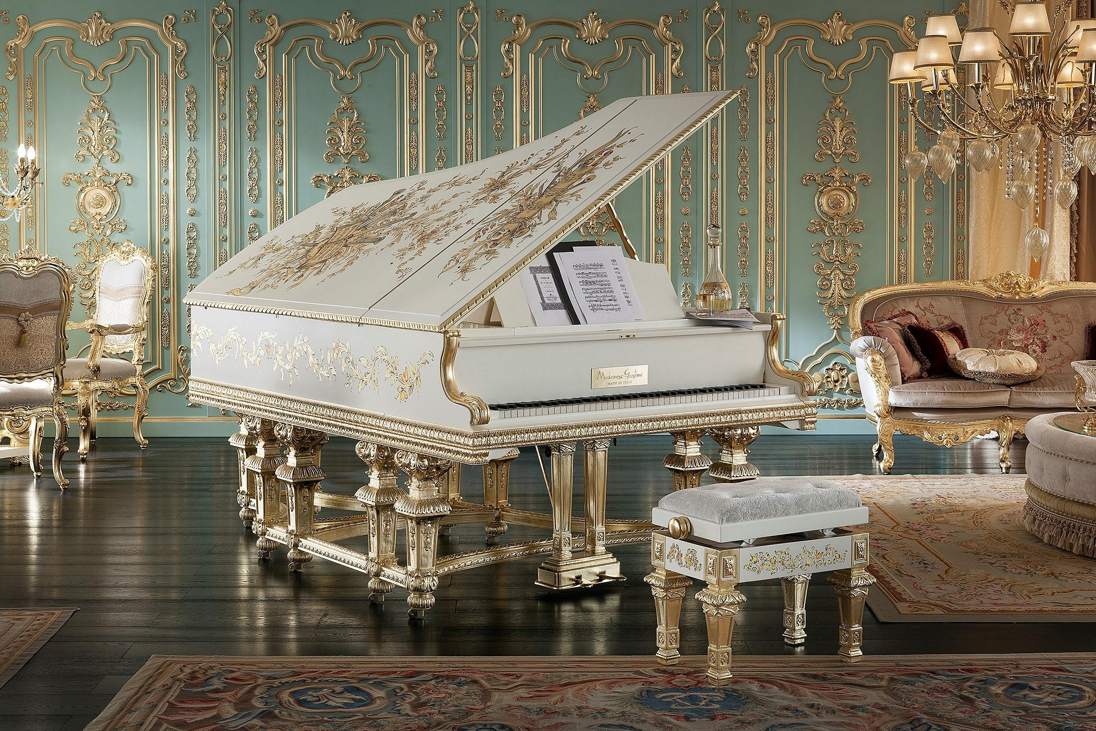 Eleganter weißer Klavierhocker mit Blattgolddekorationen von Modenese (21. Jahrhundert und zeitgenössisch) im Angebot