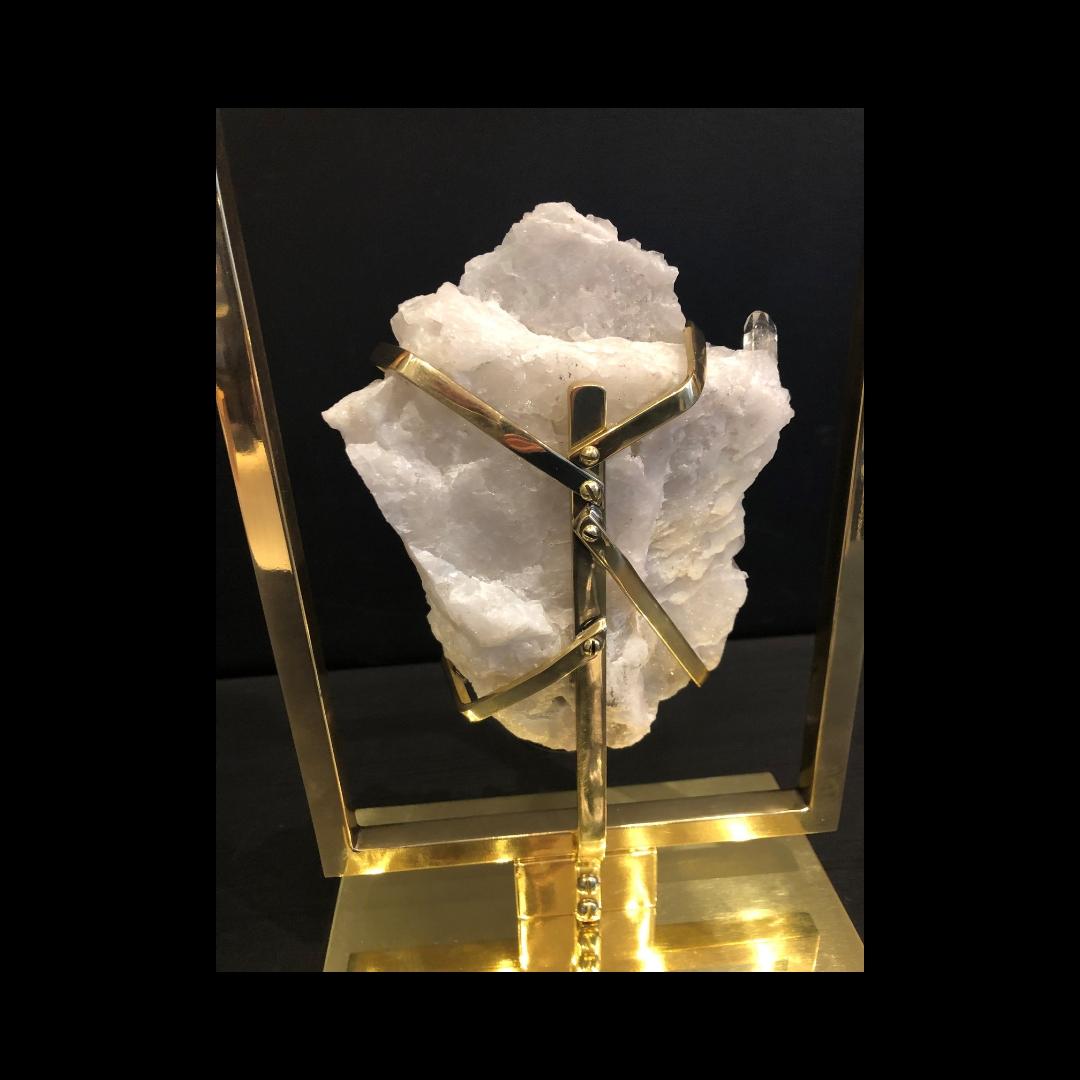 Elegant White Rock Crystal and Brass Table Lamp In New Condition In Paris, FR